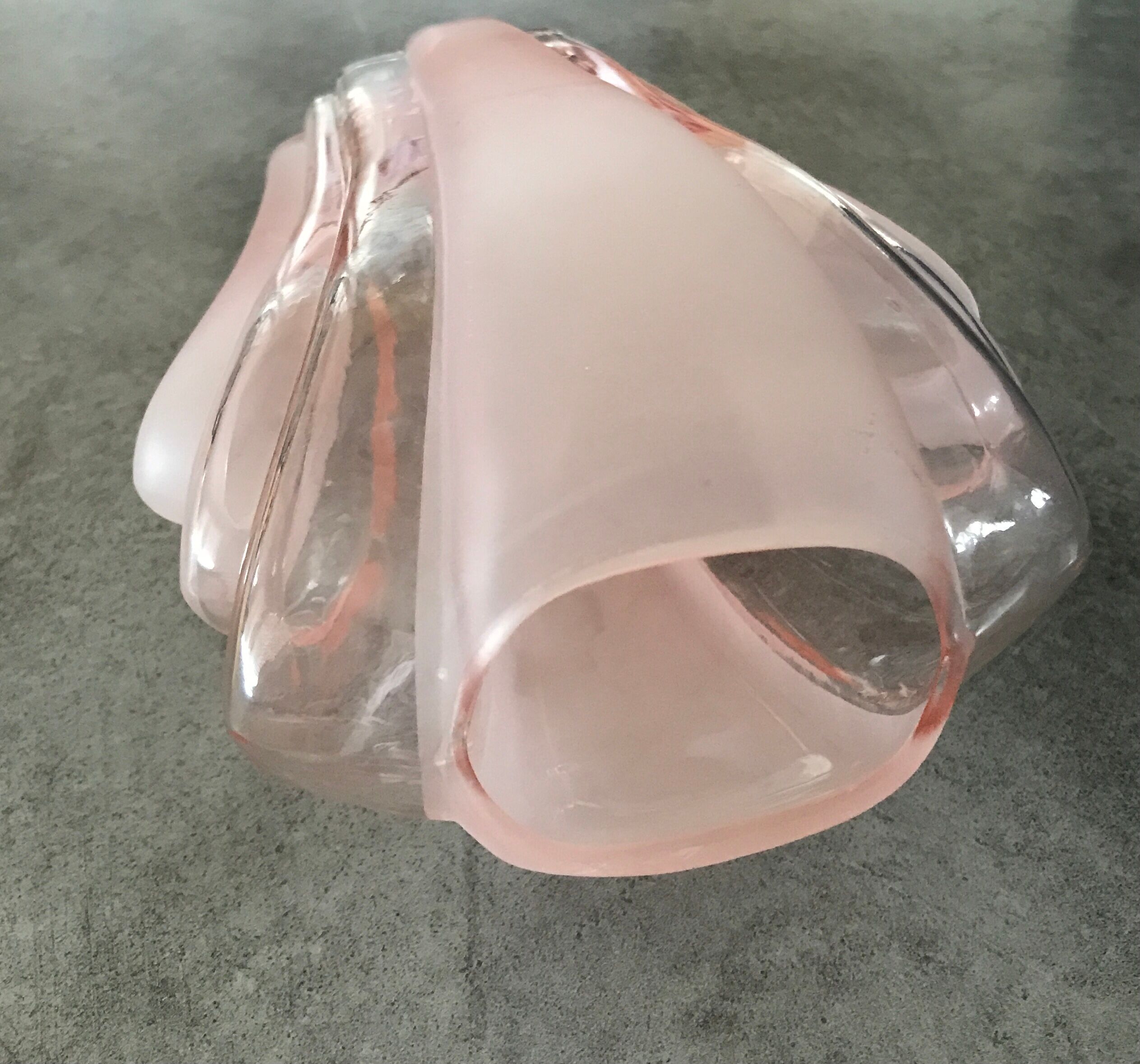 Vase en verre moulé rose art déco 18 cm