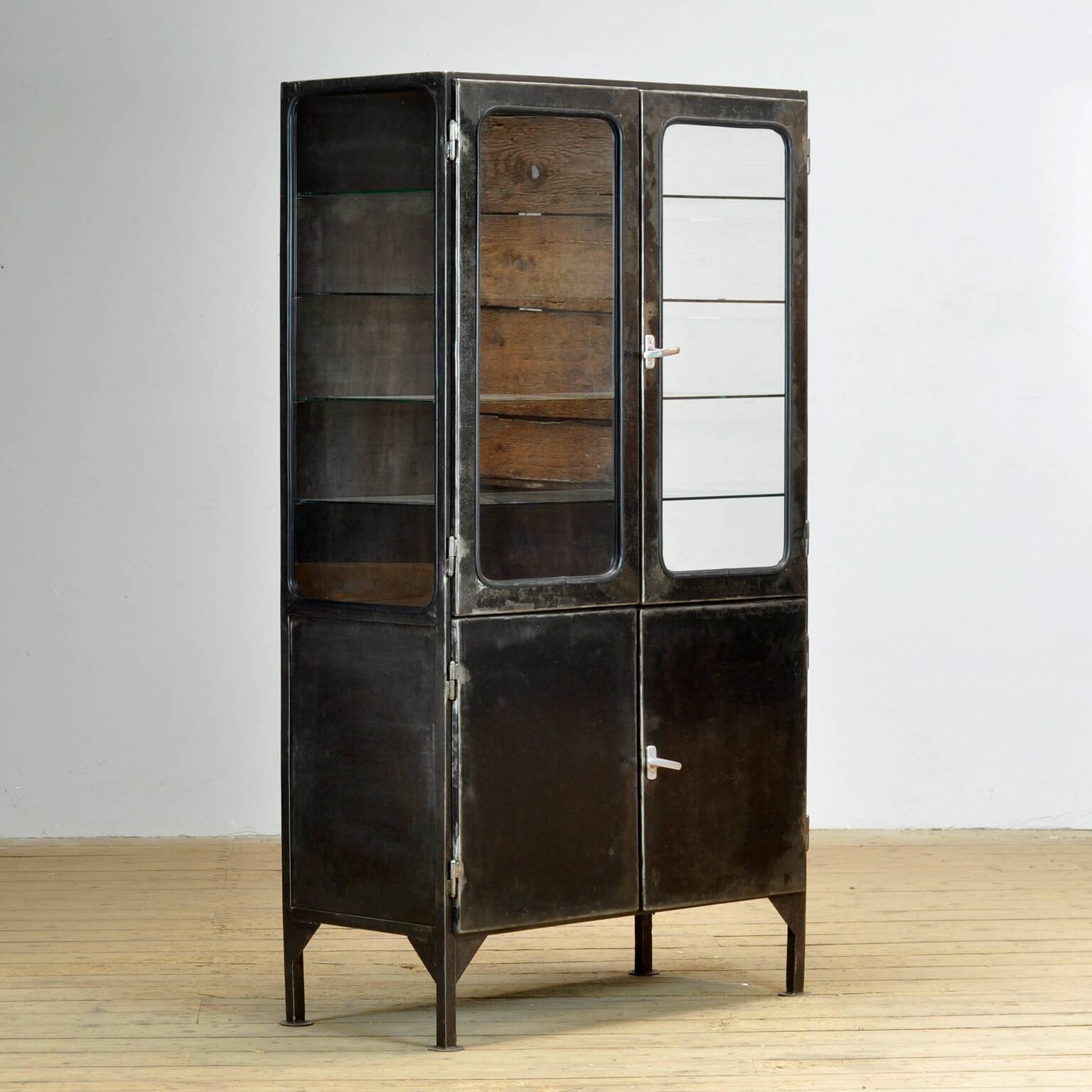 armoire médicale polie, années 1970