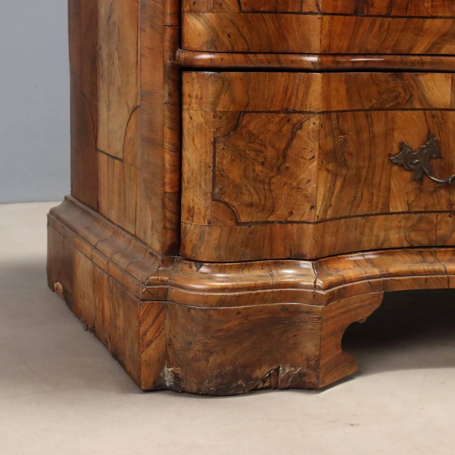 Canterano baroque en noyer et loupe de noyer