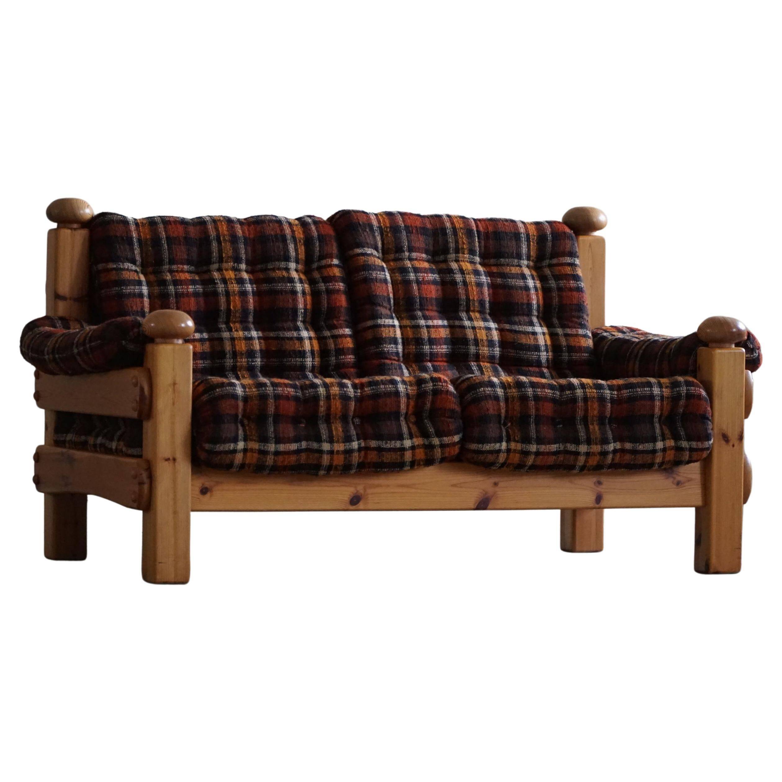 Modern Swedish brutalist two-seater sofa in solid pine, made in the 1970s.