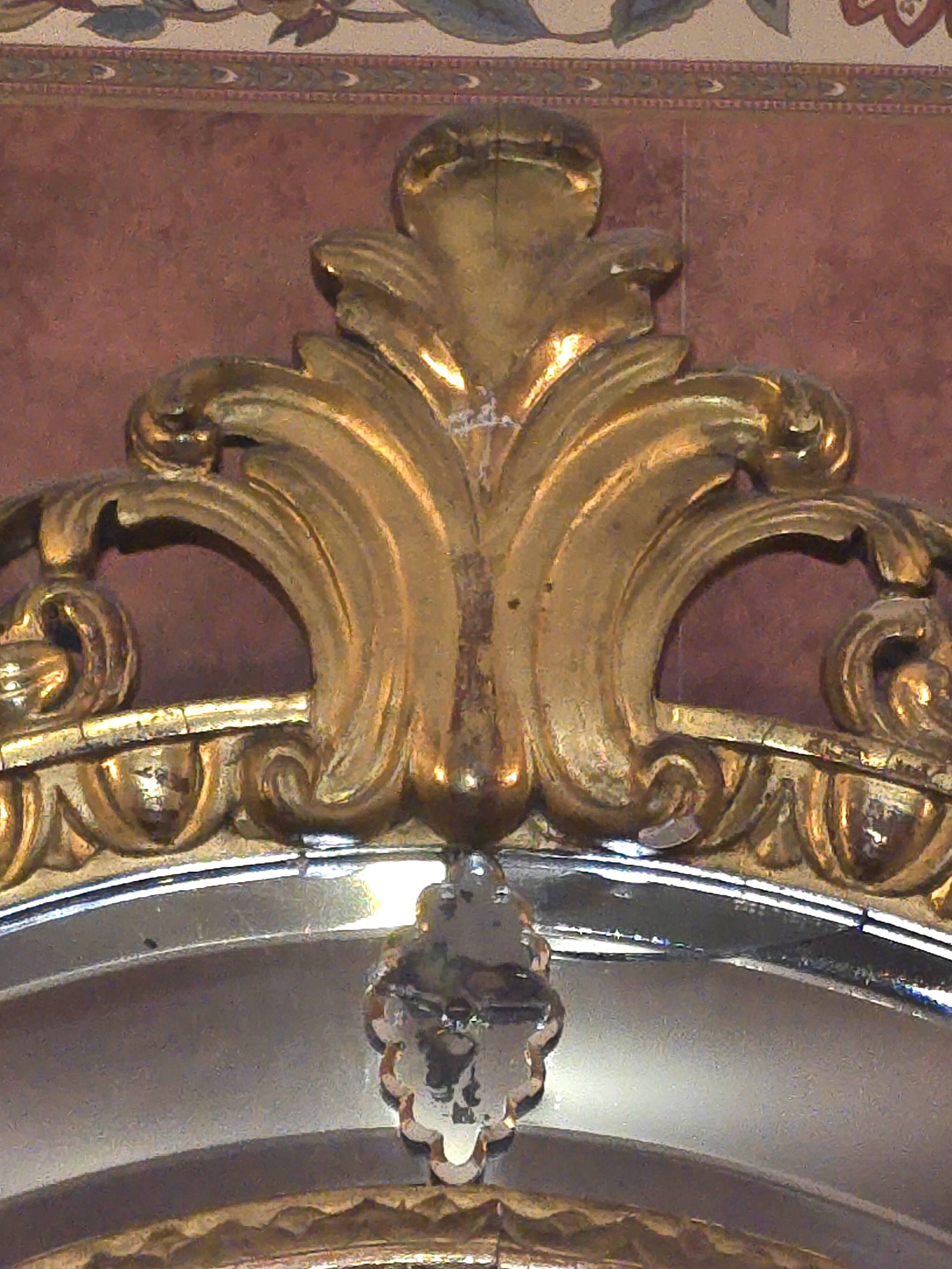 Oval mirror in gilded wood