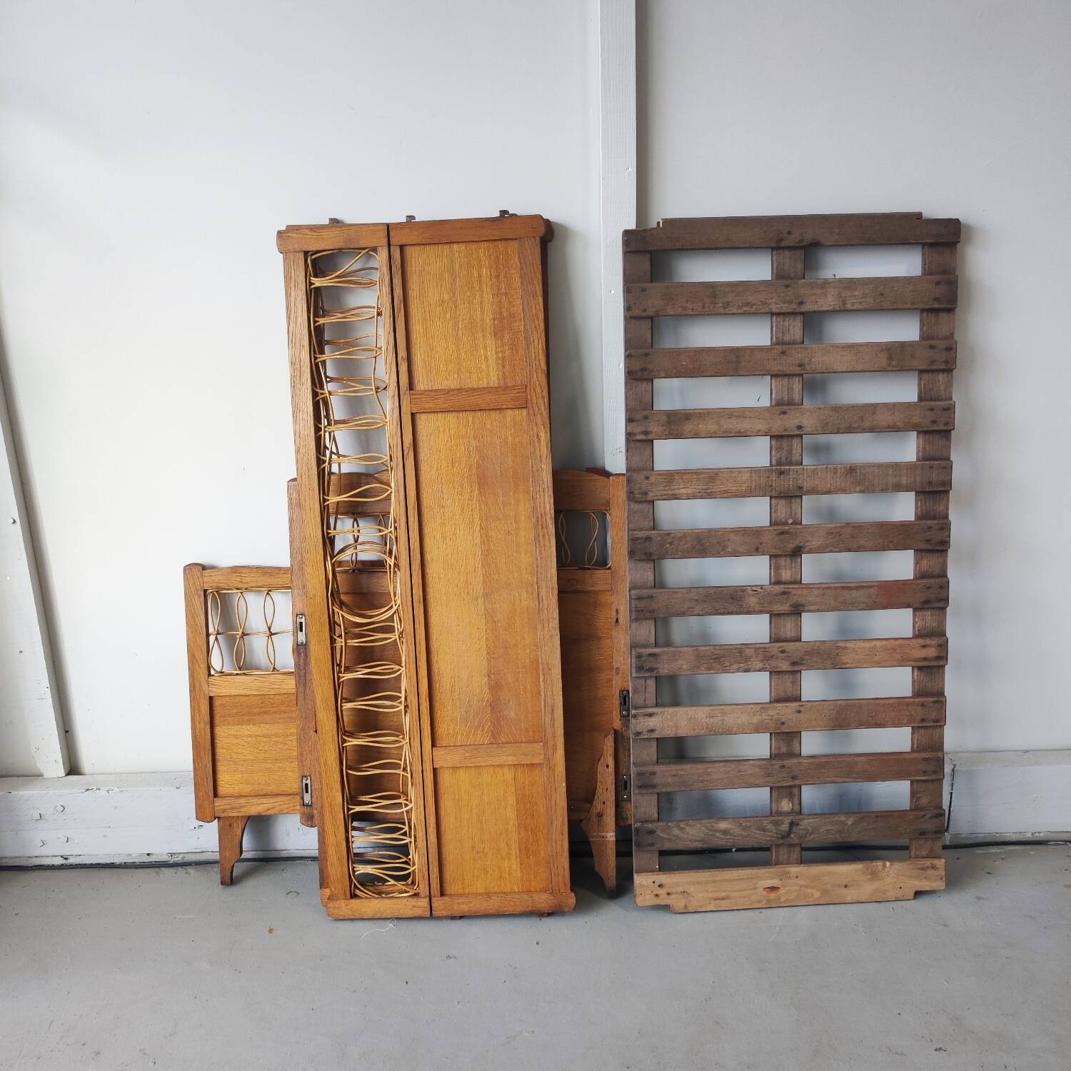 Lit bébé vintage bois verni et osier tressé