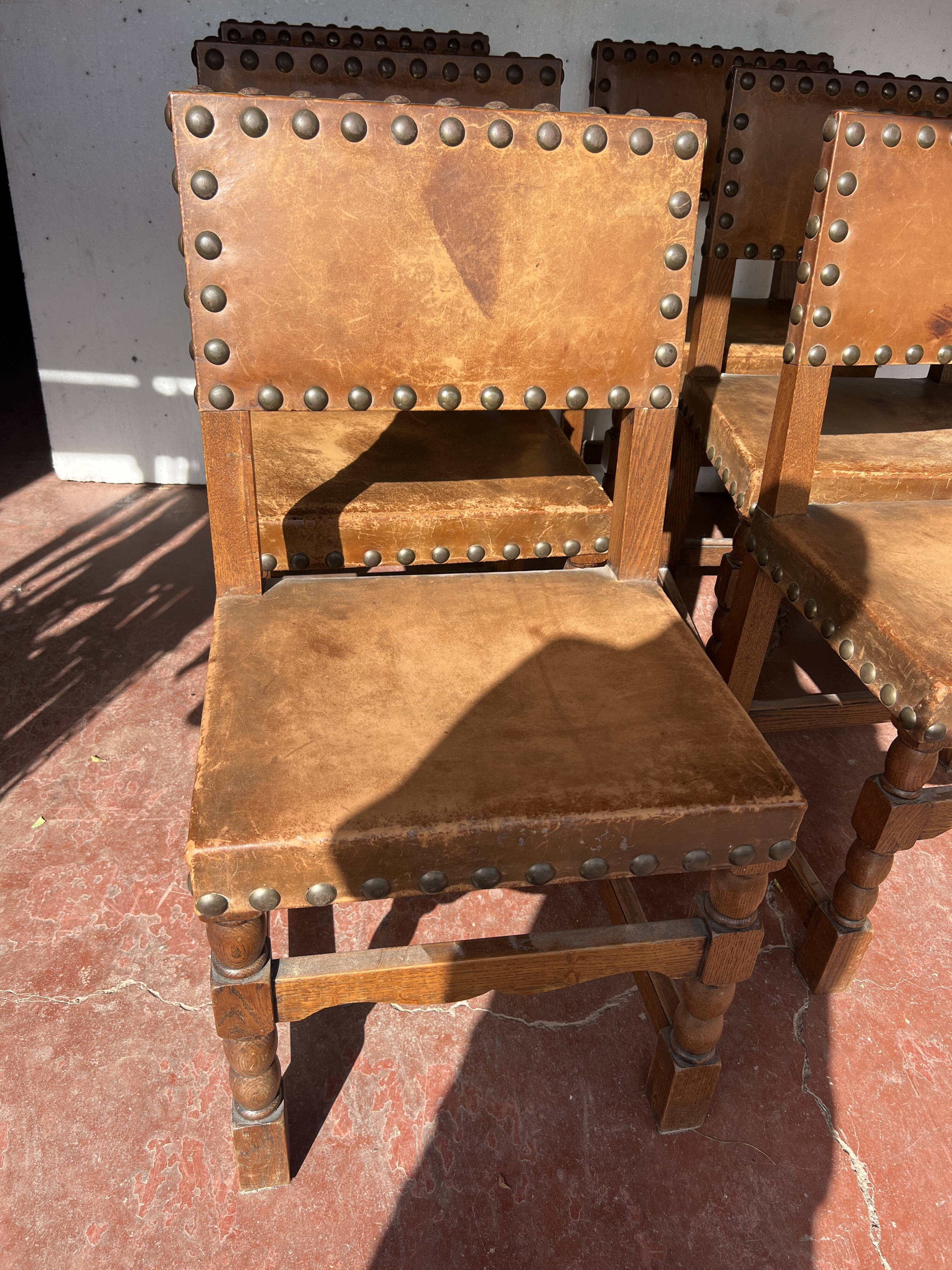 Suite de six chaises de style Renaissance en chene XX siècle