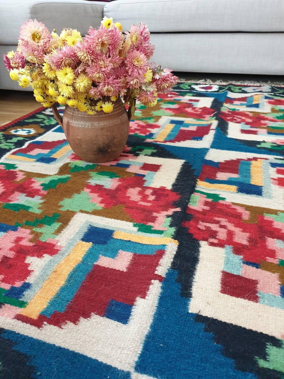 Rug with roses made by hand in Romania