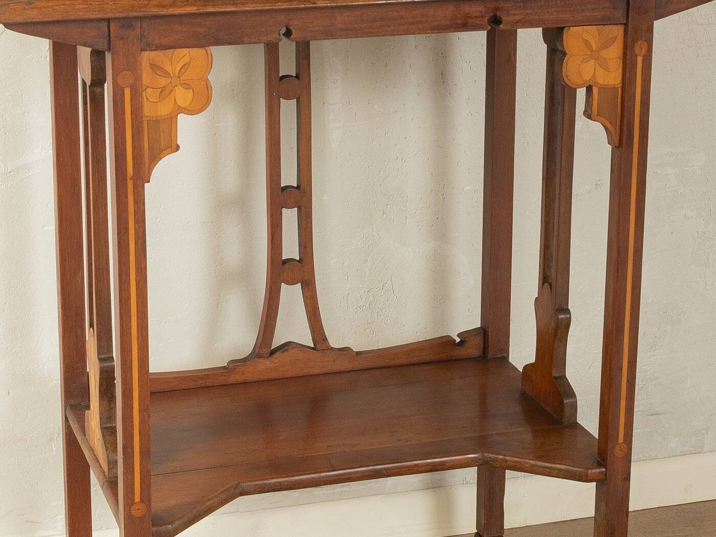 Art Nouveau display cabinet from the 1900s