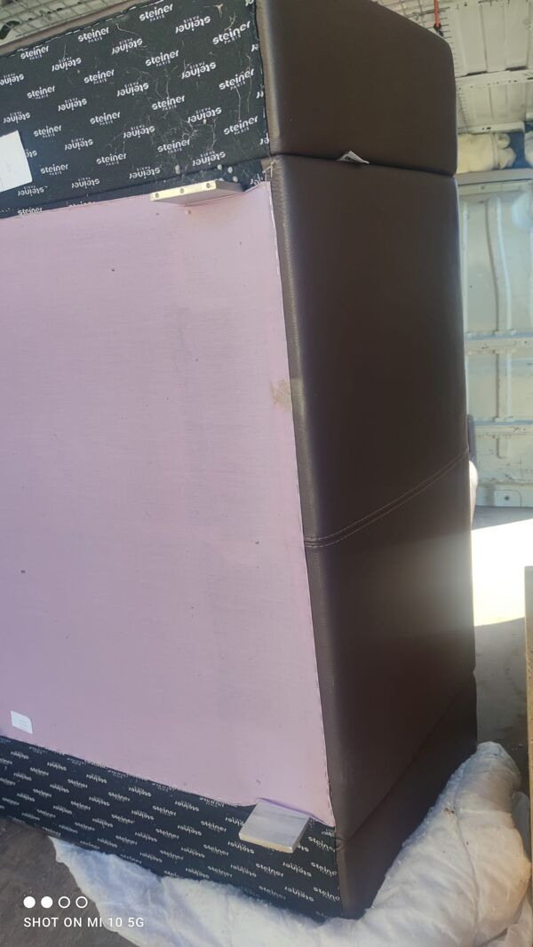 Fauteuil en cuir marron foncé de la maison steiner par le designer pascal daveluy modèle ranelagh