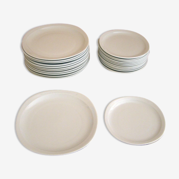 Service de 72 assiettes en porcelaine blanche "SS" (made in France)