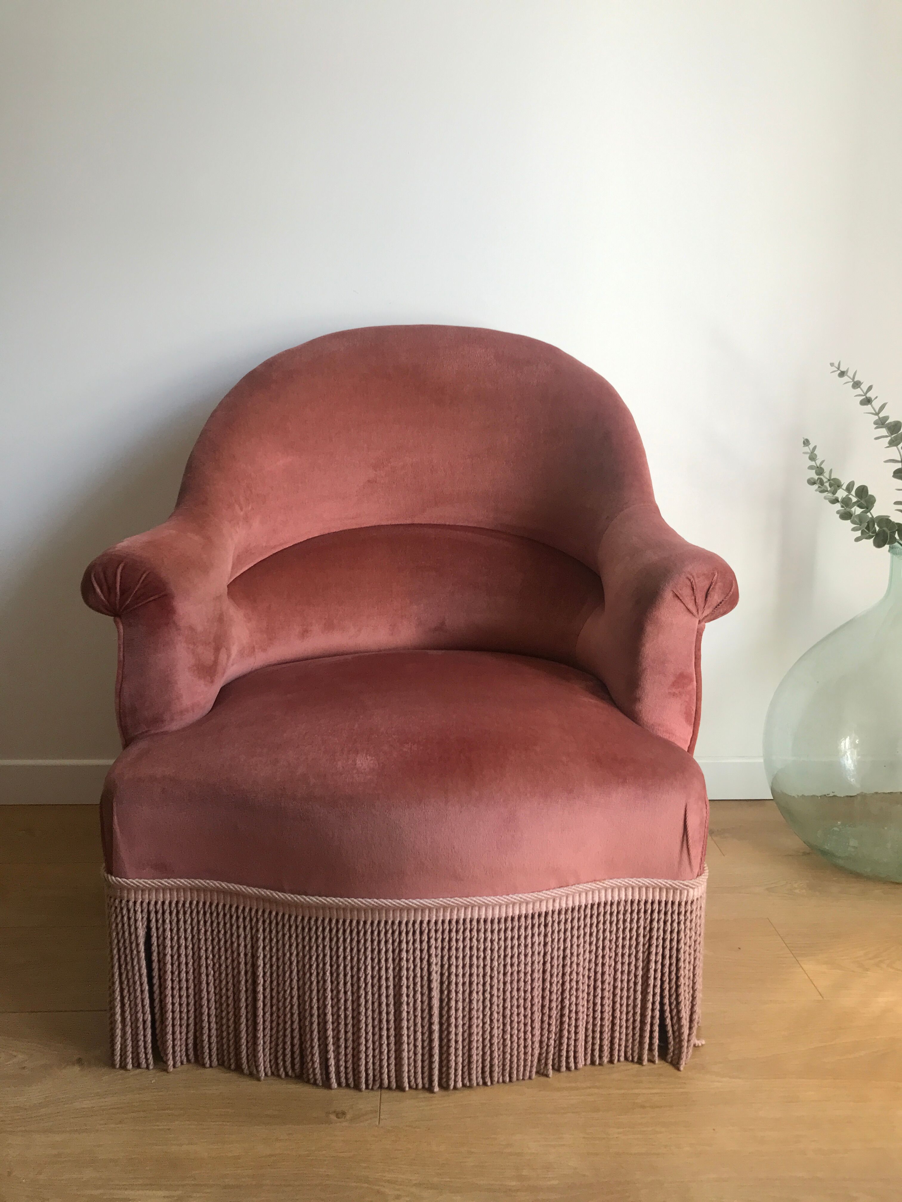 Fauteuil crapaud vintage rose en velours a franges