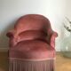 Fauteuil crapaud vintage rose en velours a franges