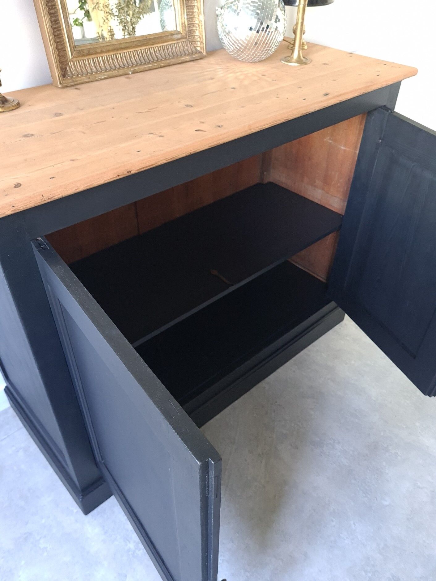 Black Parisian buffet