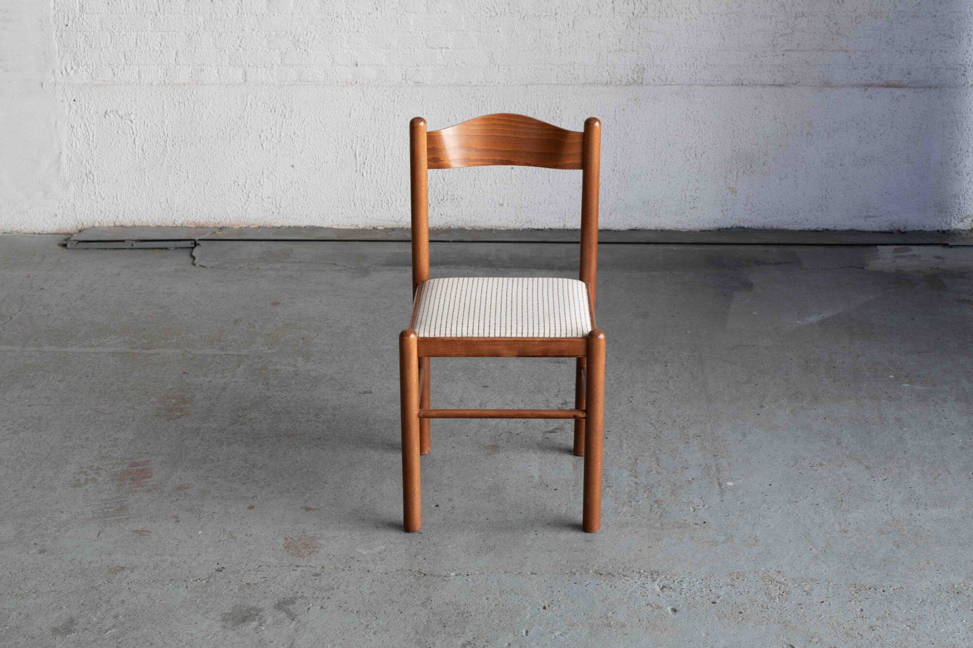 Ensemble de 6 chaises de salle à manger dans le style de Vico Magistretti.