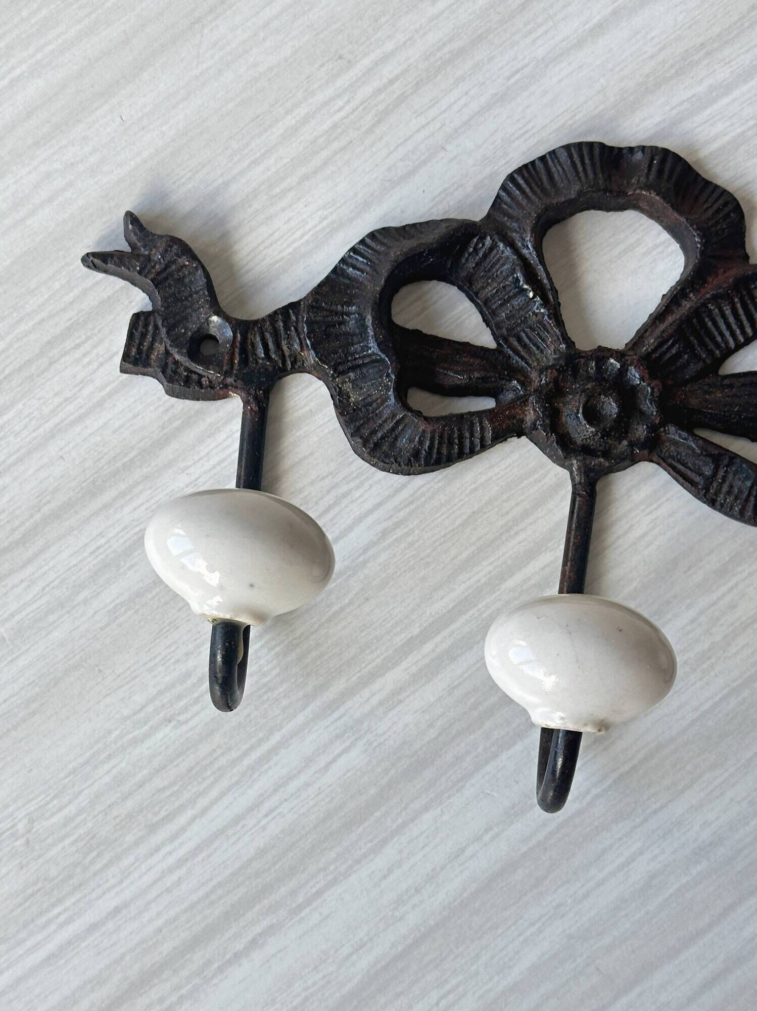 Wall hook with 3 hooks