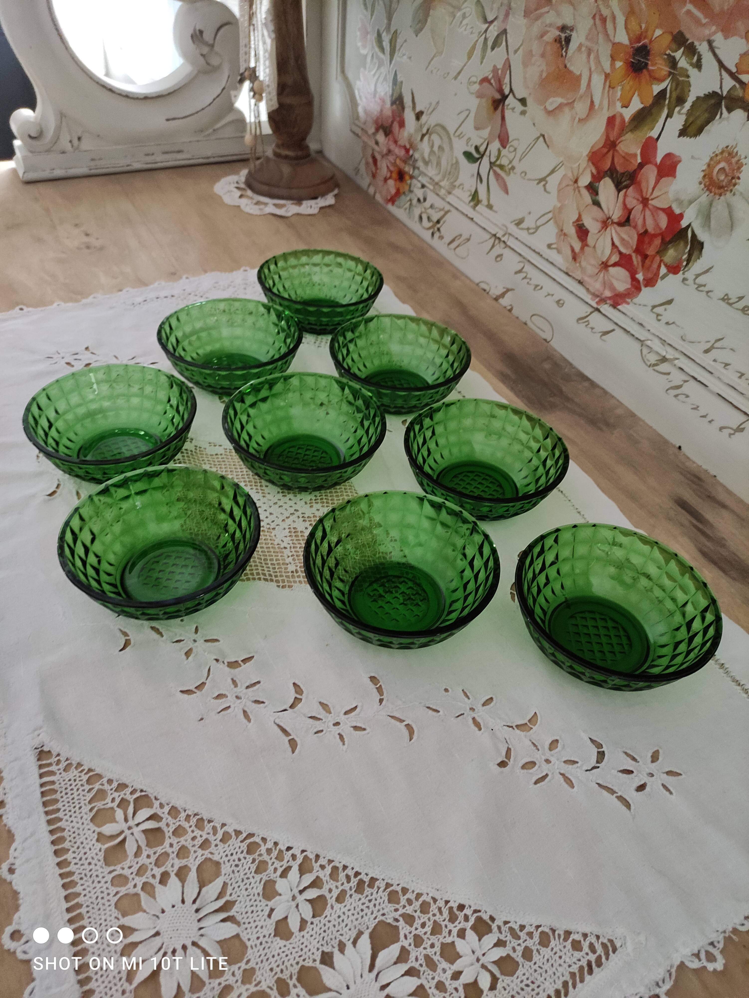 Lot de 9 coupelles en verre vert bouteille facetté