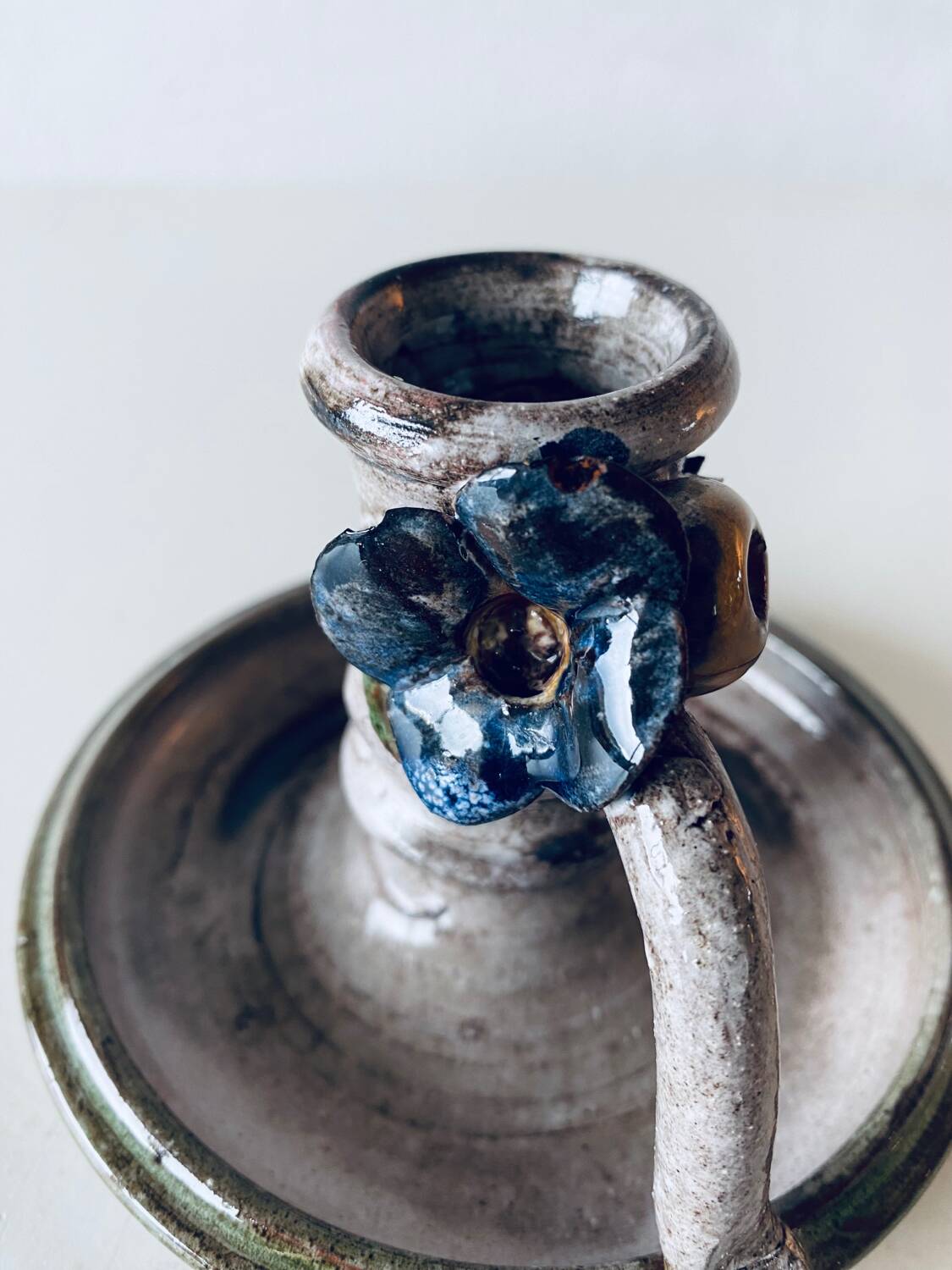 Ceramic candle holder with flower decor