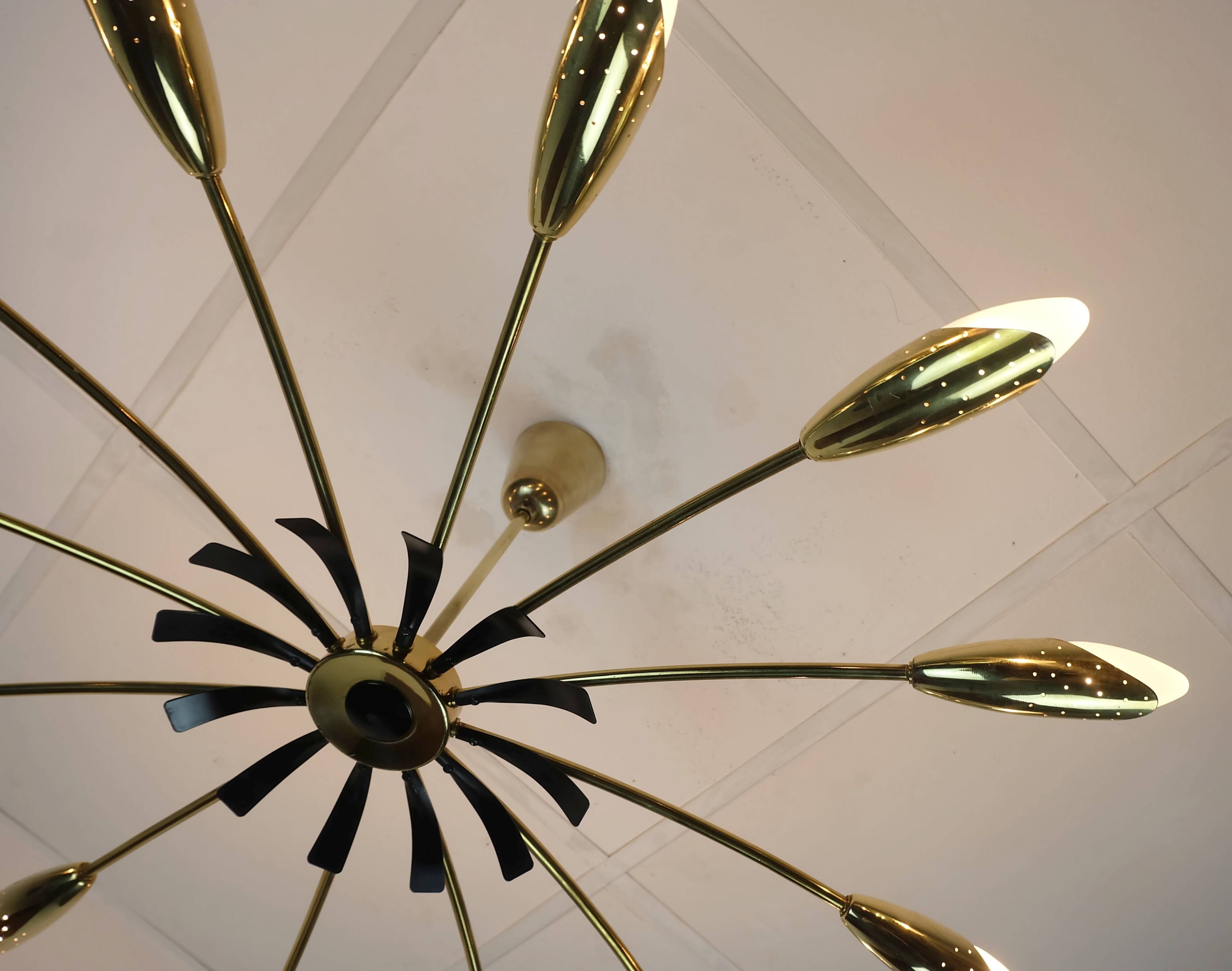 Grand plafonnier araignée Sputnik à 12 lumières, en laiton et métal noir, années 1950