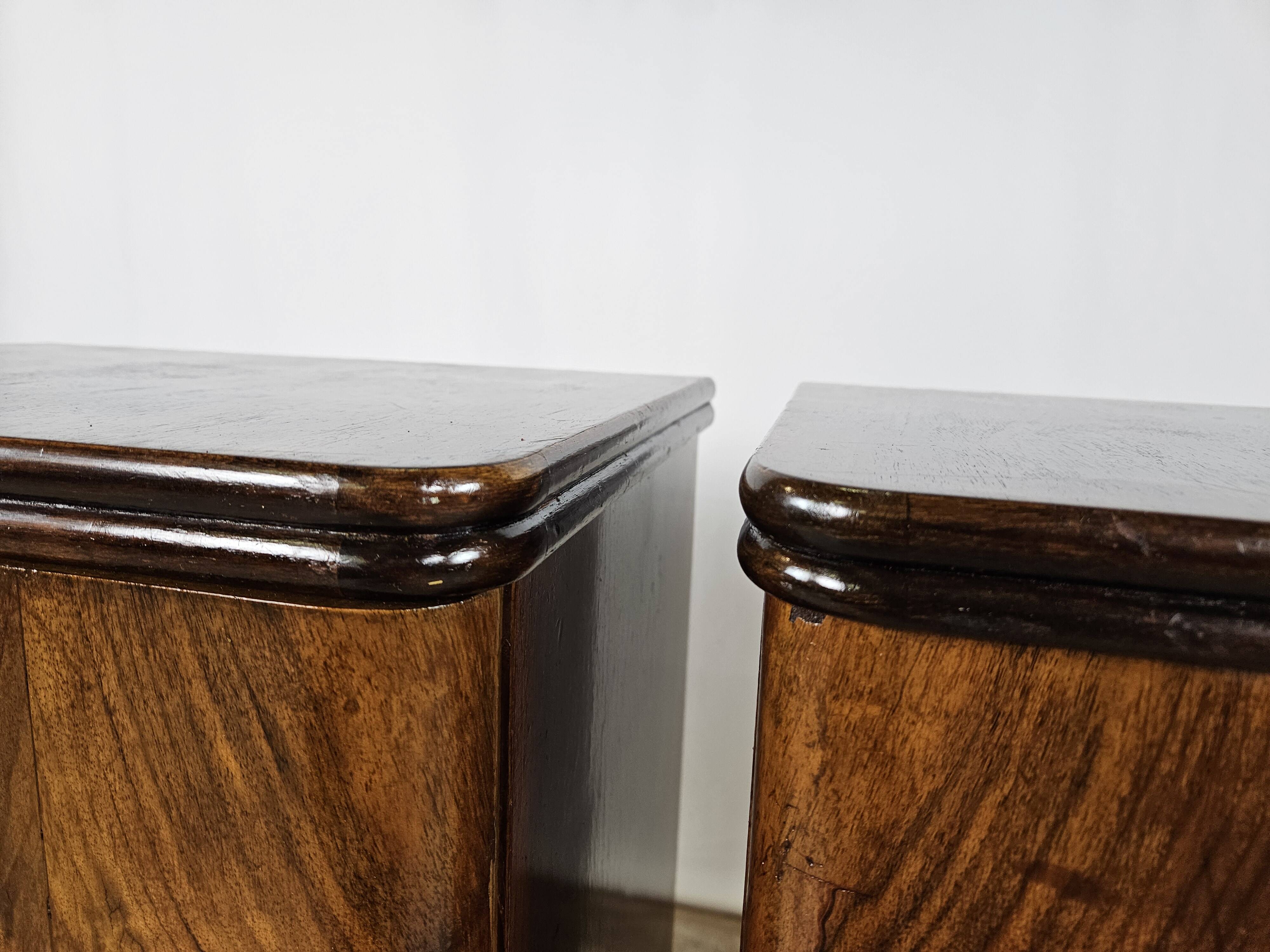 1940 Art Decò nightstands in walnut with door and shelf