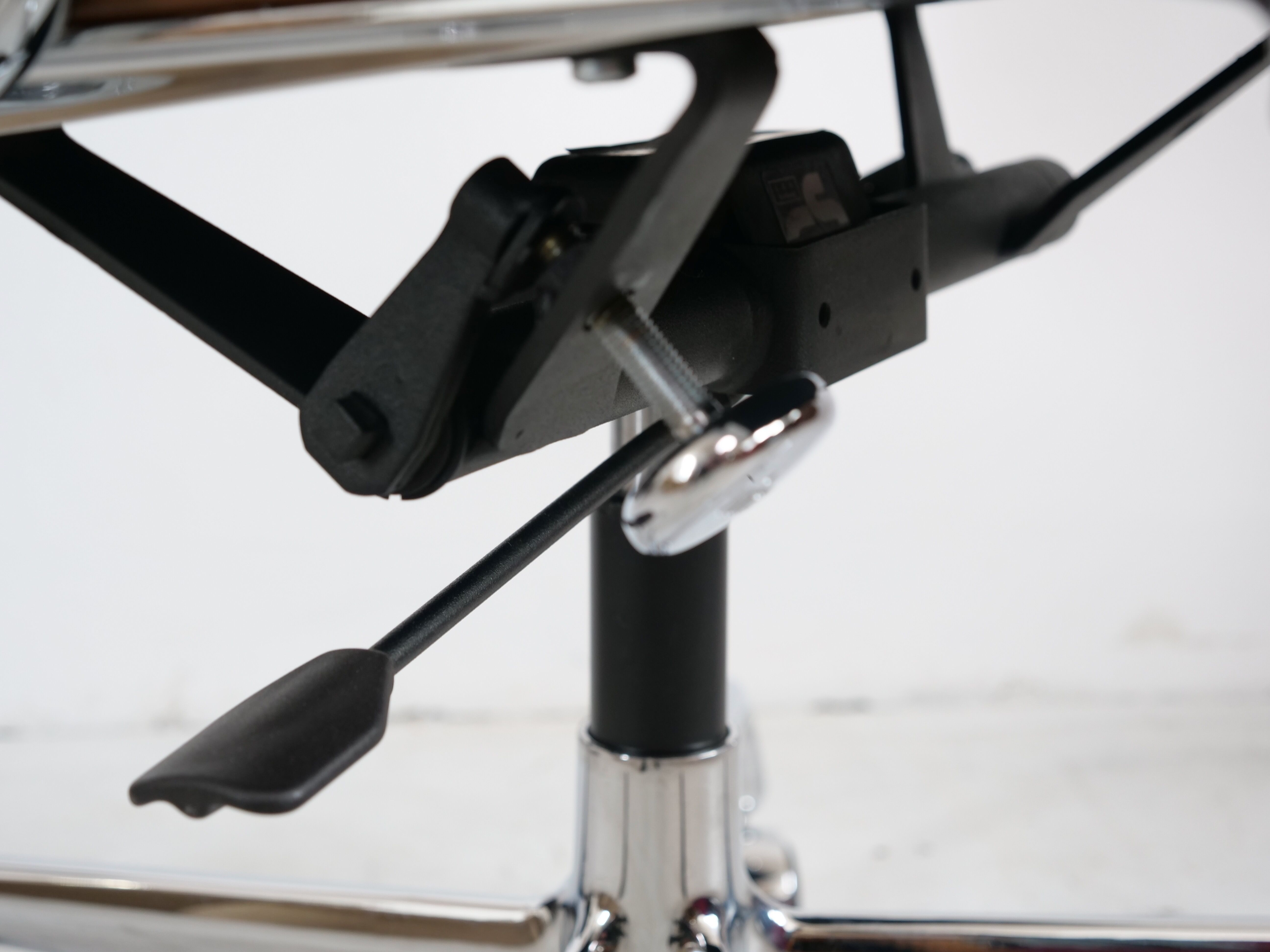 Eames EA 219 Vitra leather office chair