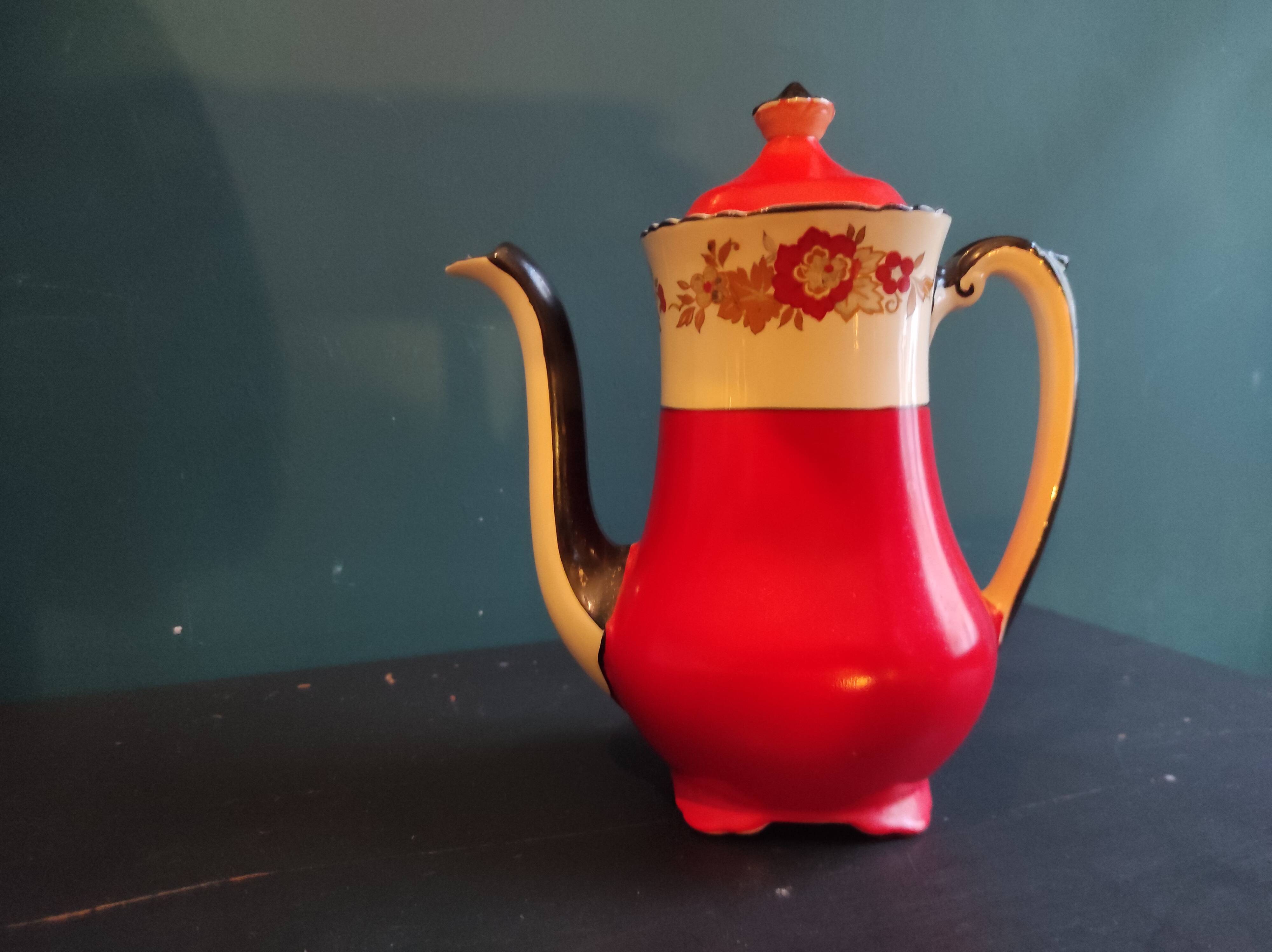 English vintage coffee or tea pot, Wedgwood, mod. Richelieu