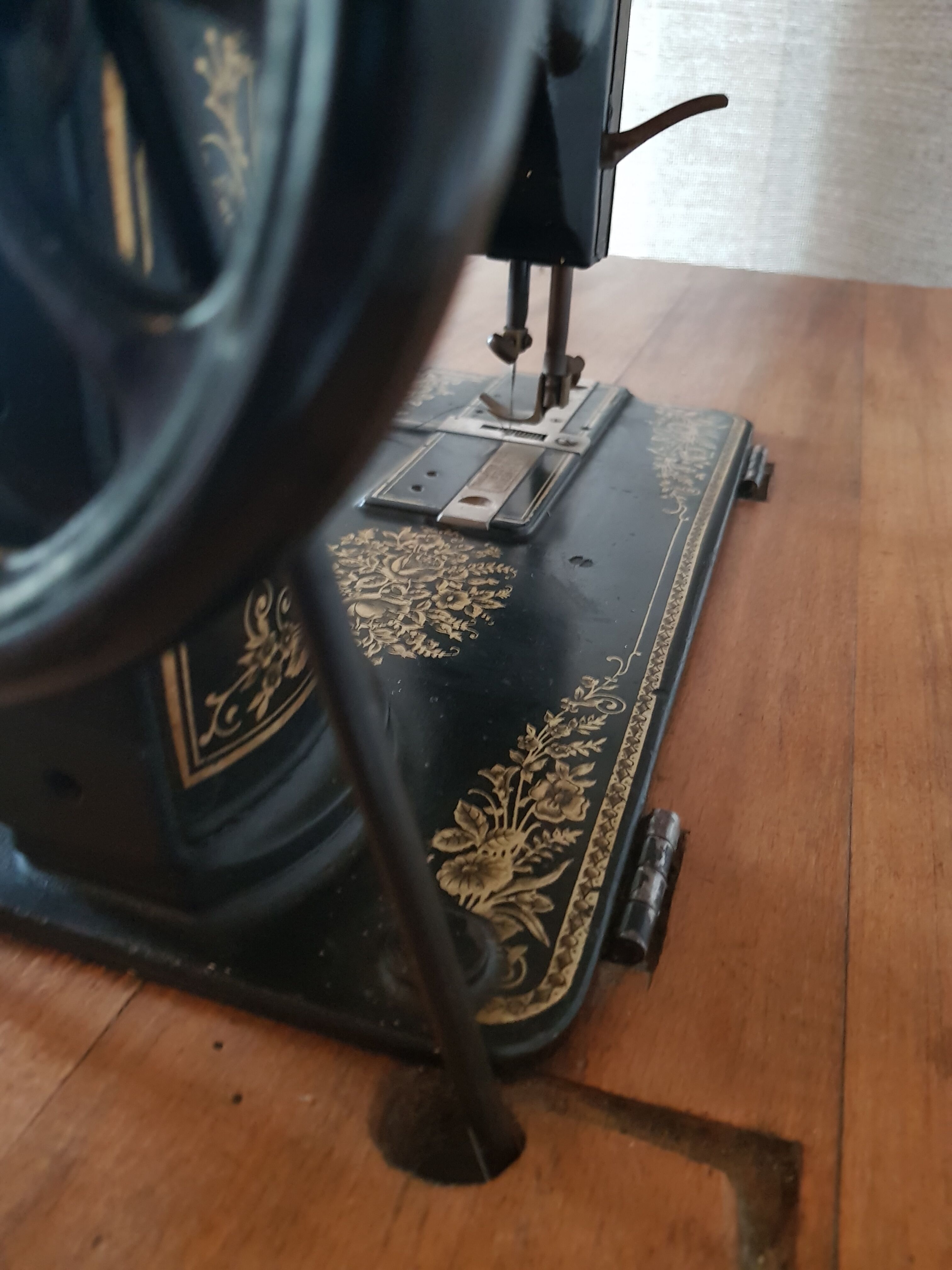 Old sewing machine H. Vigneron