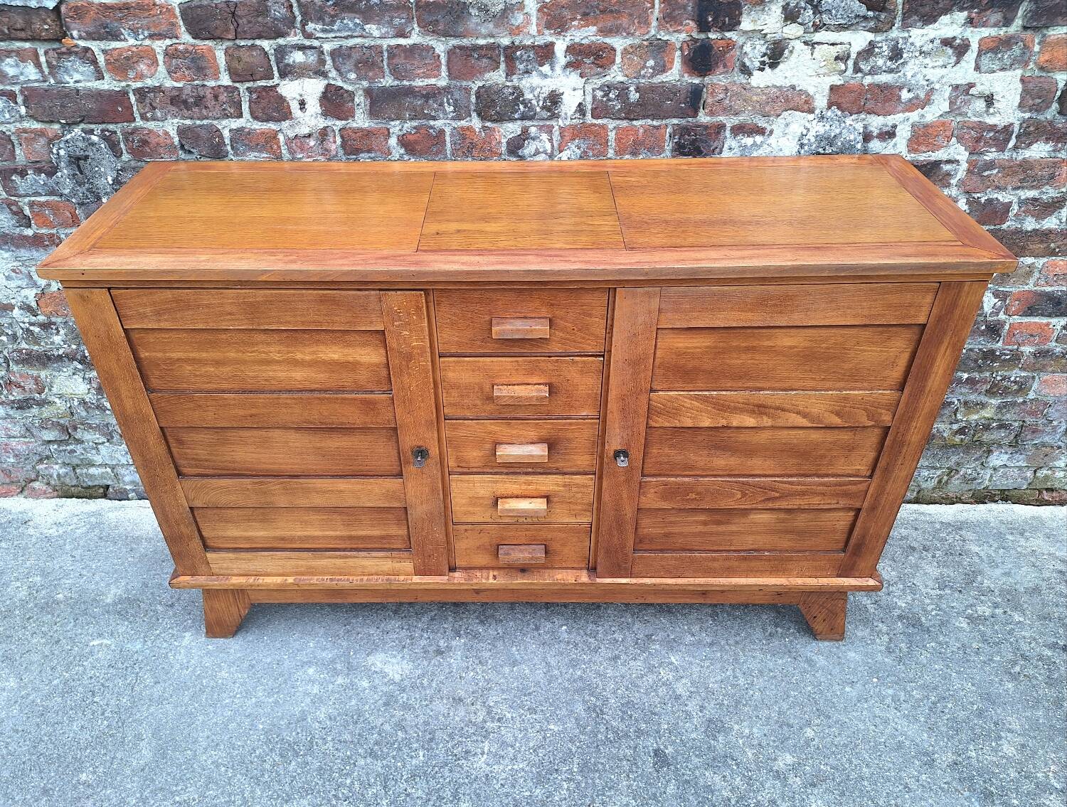 Buffet René Gabriel, furniture reconstruction known as that of the disaster victims.