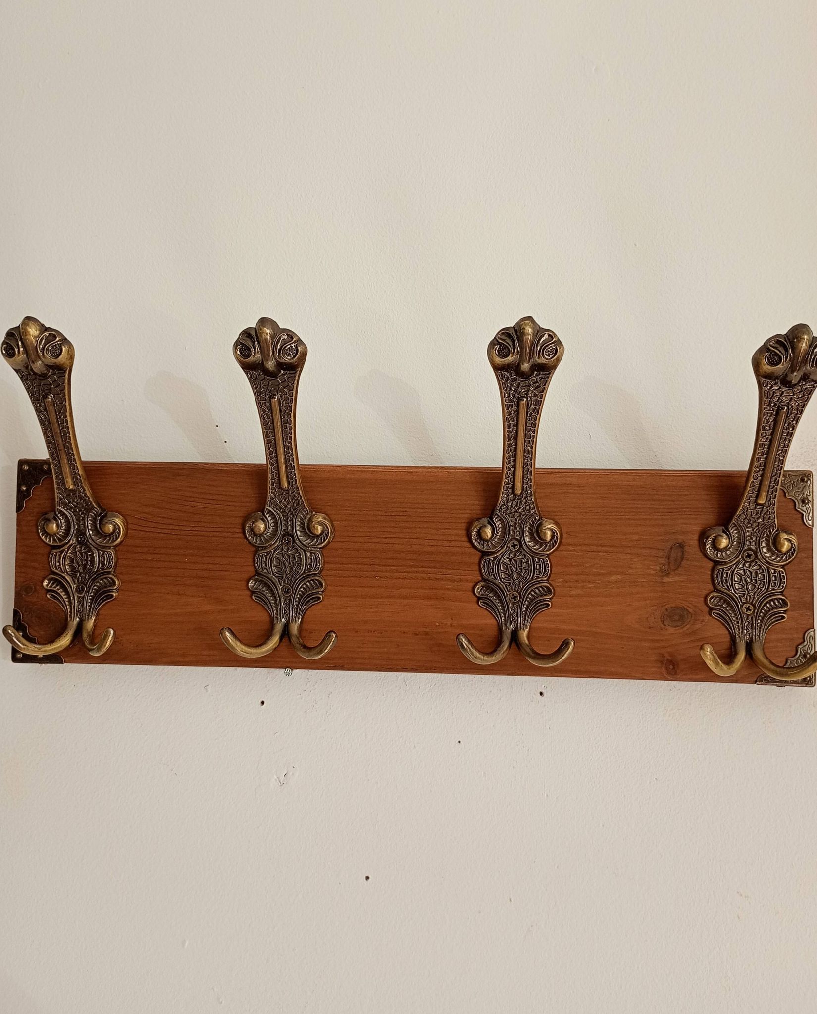 Vintage wall coat rack in patinated wood and metal – 4 double hooks