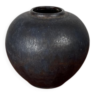 Minimalist vase from a German studio from the mid-century by Gisela Meyer Kaufmann for Eulen Töpferei, Worspwede, 1960s.