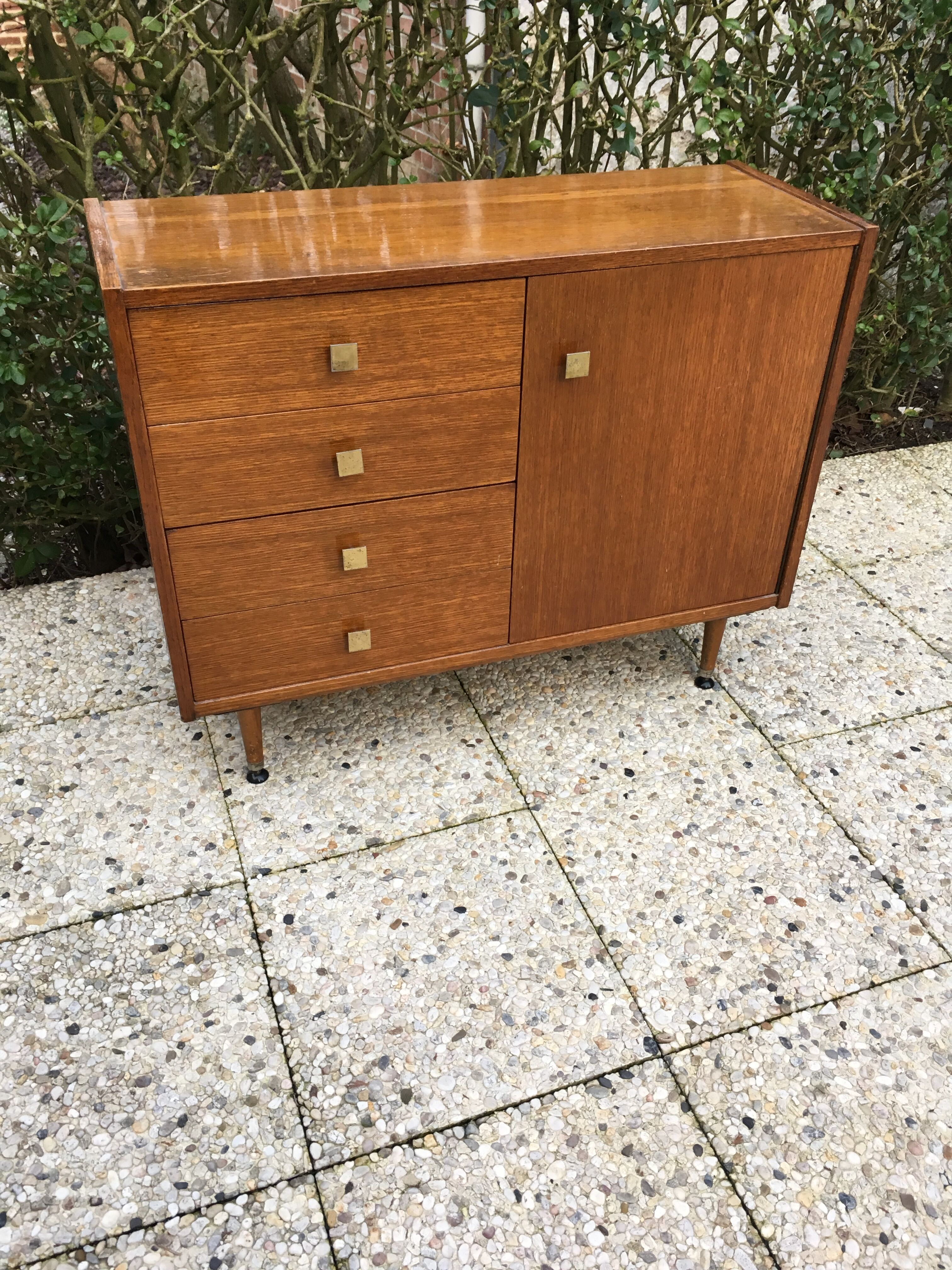 Commode vintage pieds fuseaux