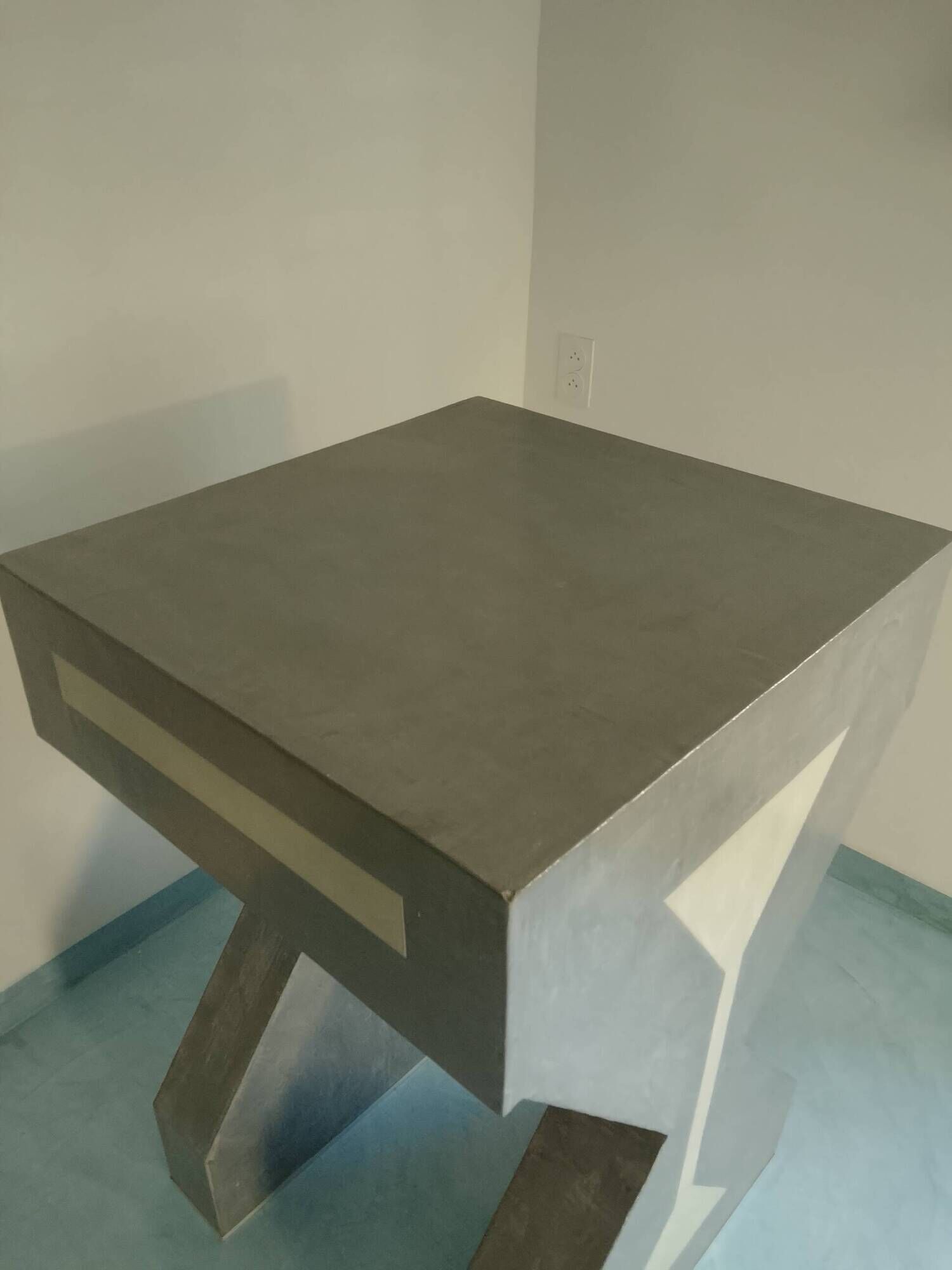 Pedestal / High side table in polished concrete – Unique artisan piece.