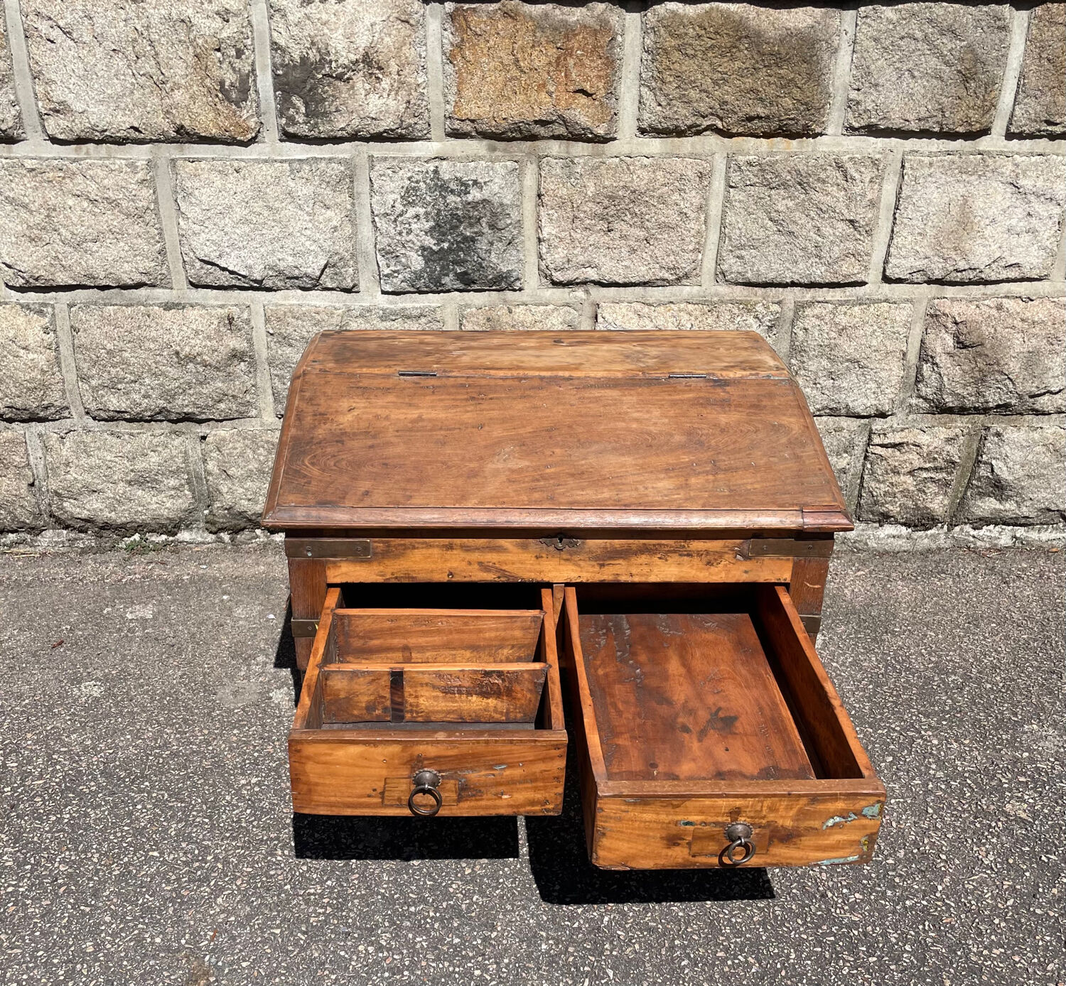 un pupitre écritoire en bois de teck