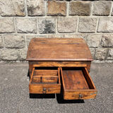 un pupitre écritoire en bois de teck