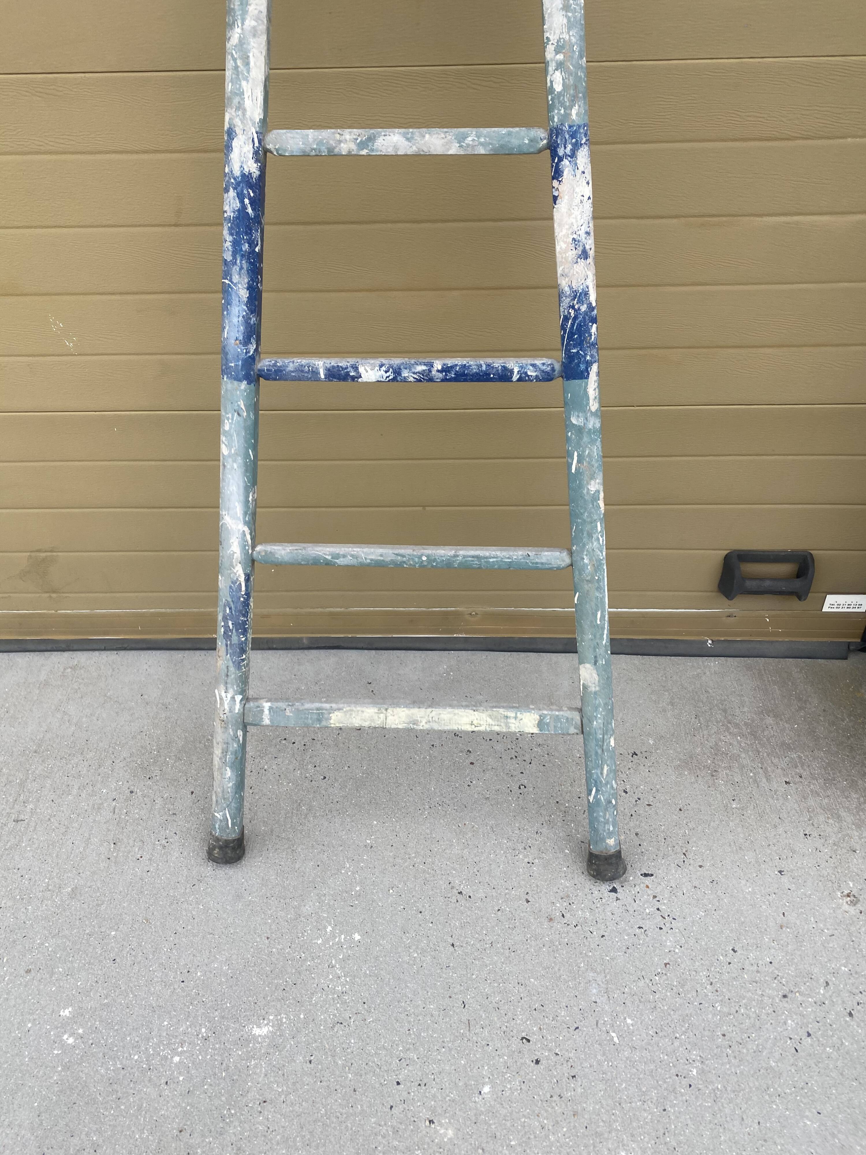 Wooden scale painter