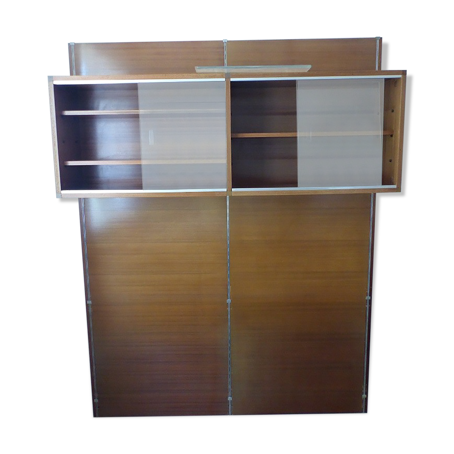 Minvielle showcases on wall panels