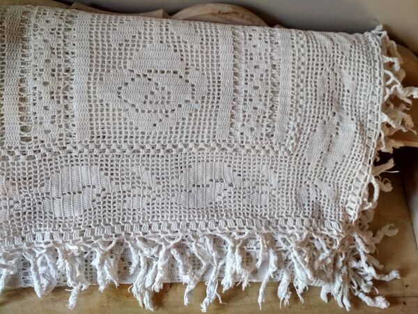 Dessus de lit en coton blanc , Ancien jeté de lit en crochet  motifs fleurs