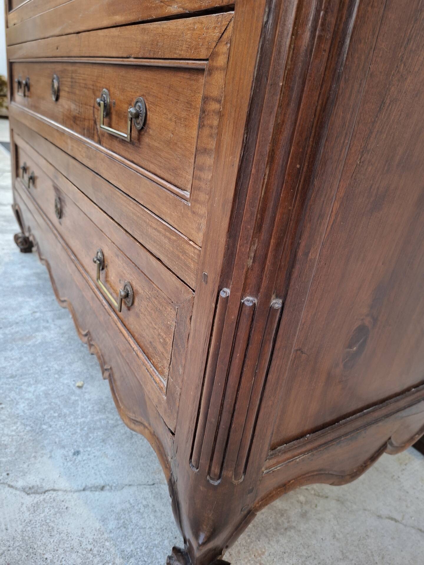 Louis XV style commode in solid walnut, 19th century rustic.