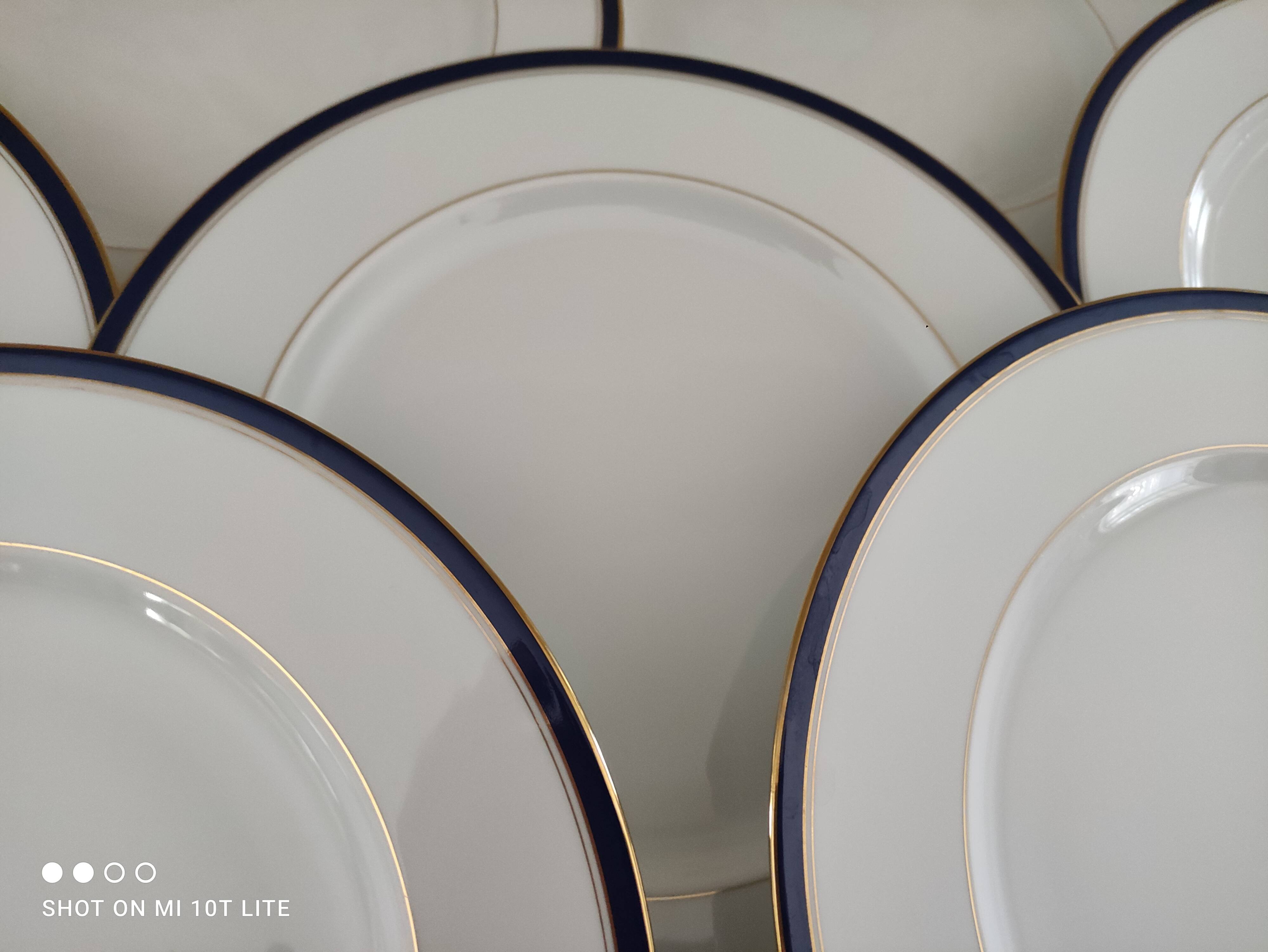 Lot 2 de 12 assiettes en porcelaine de Limoges liseré bleu nuit et doré