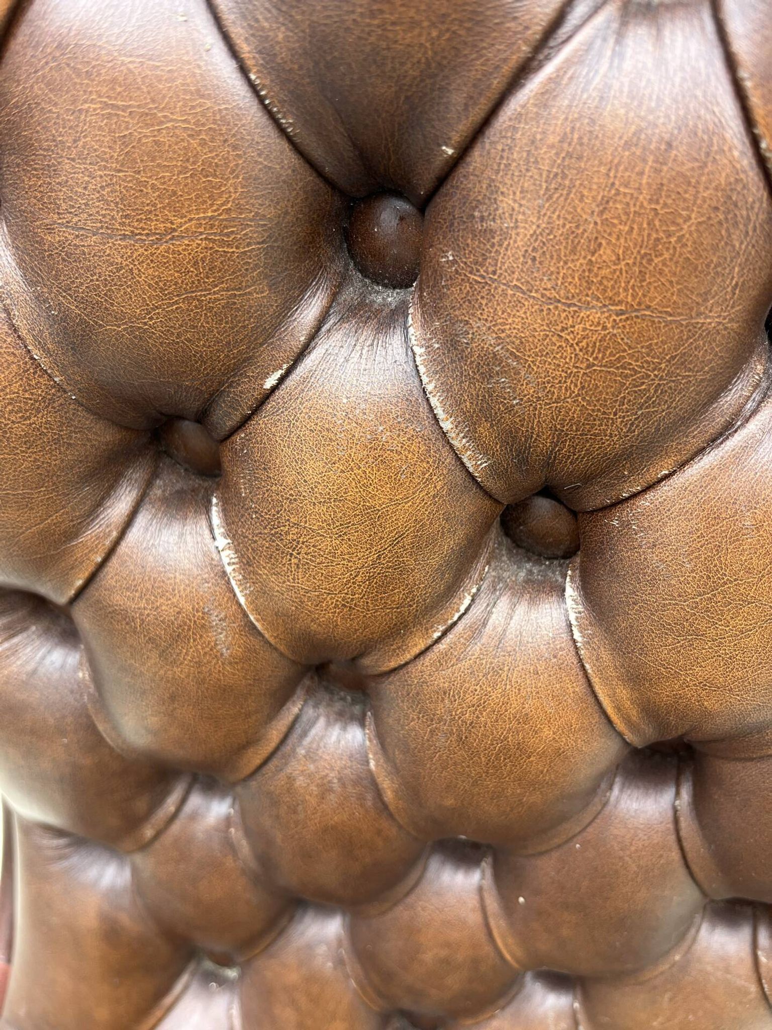 Chaise Chesterfield en cuir brun capitonné