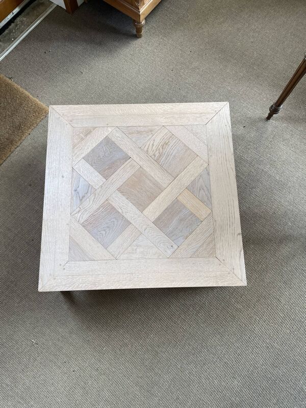 Table basse carrée – Parquet de chêne motif Versailles – Piétement inox