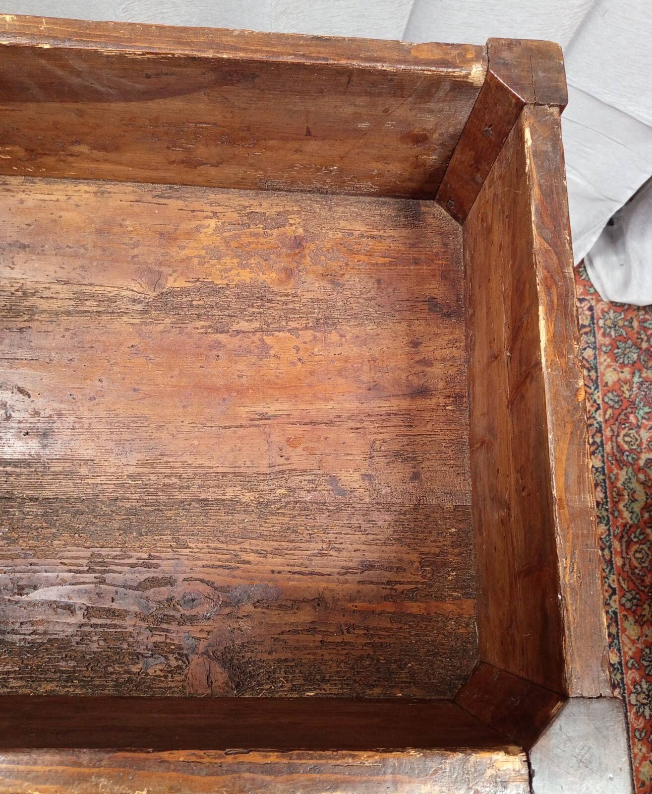 Table with a kneading trough in beech from the 19th century.