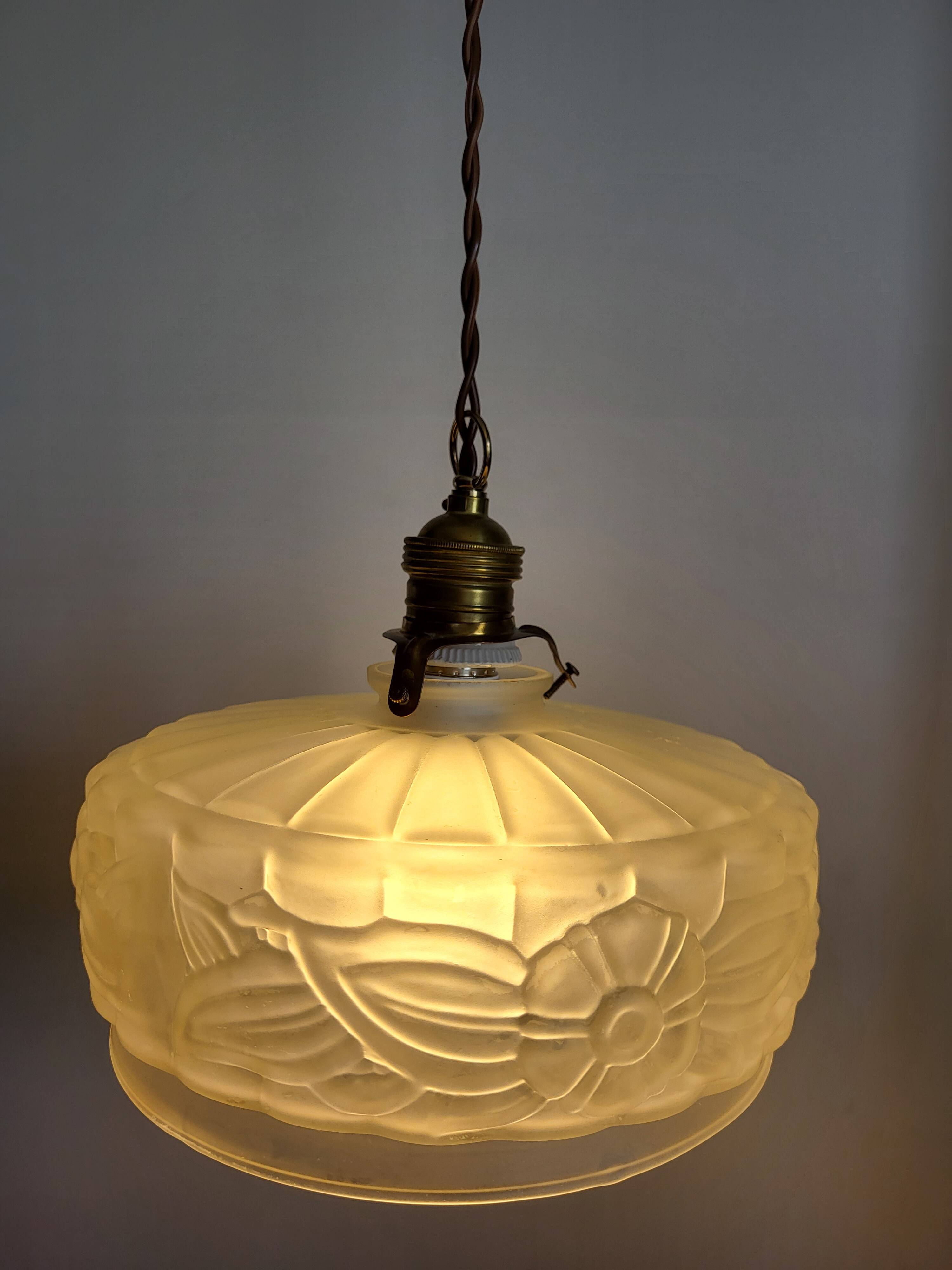 Lampe de plafond Art nouveau en persglas forgé avec décor floral, Frankrijk