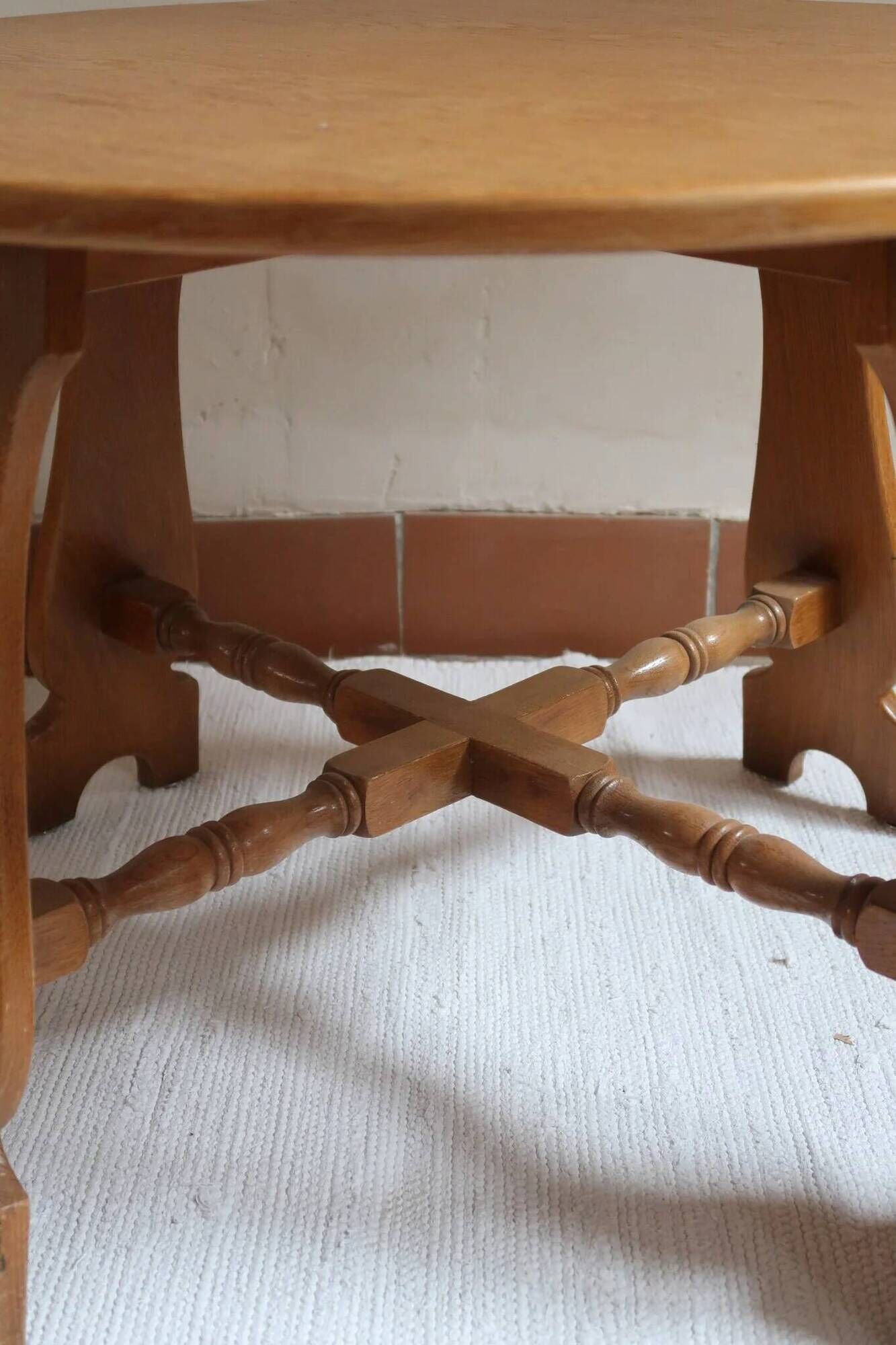 Round beech coffee table with curved legs, 1980s.