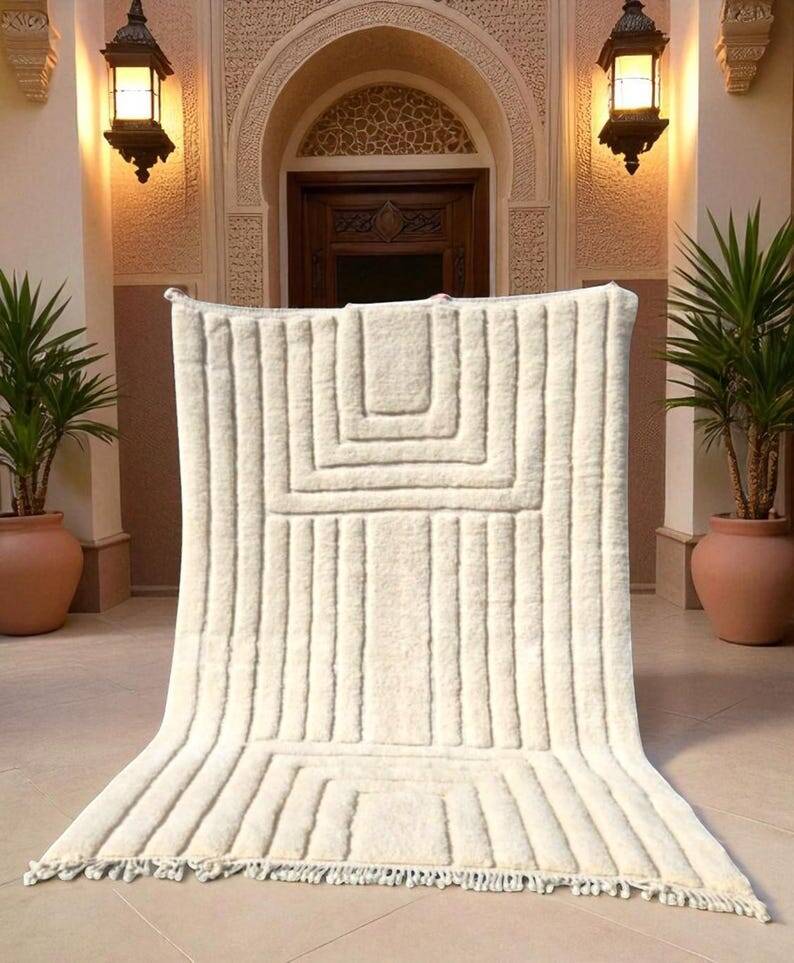 Handmade rug in natural wool, 250cm x 150cm