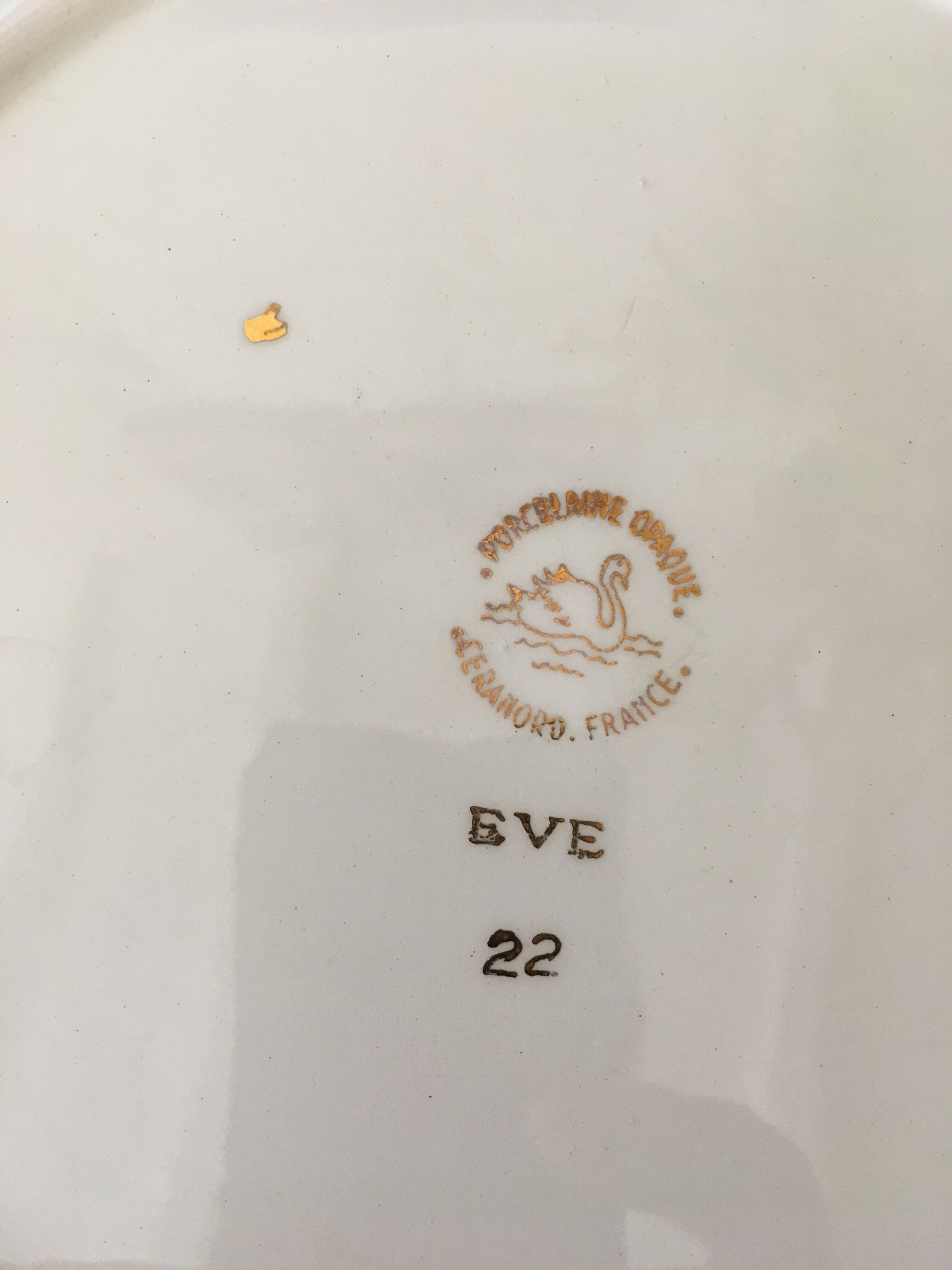 Dessert dish and its 8 plates