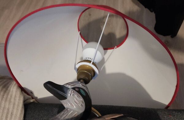 Lampe à poser décorative avec un pied en forme de canard sculpté et pe