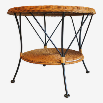 Table basse ou table à vin à 2 niveaux en rotin et fer noir du milieu du siècle années 1960