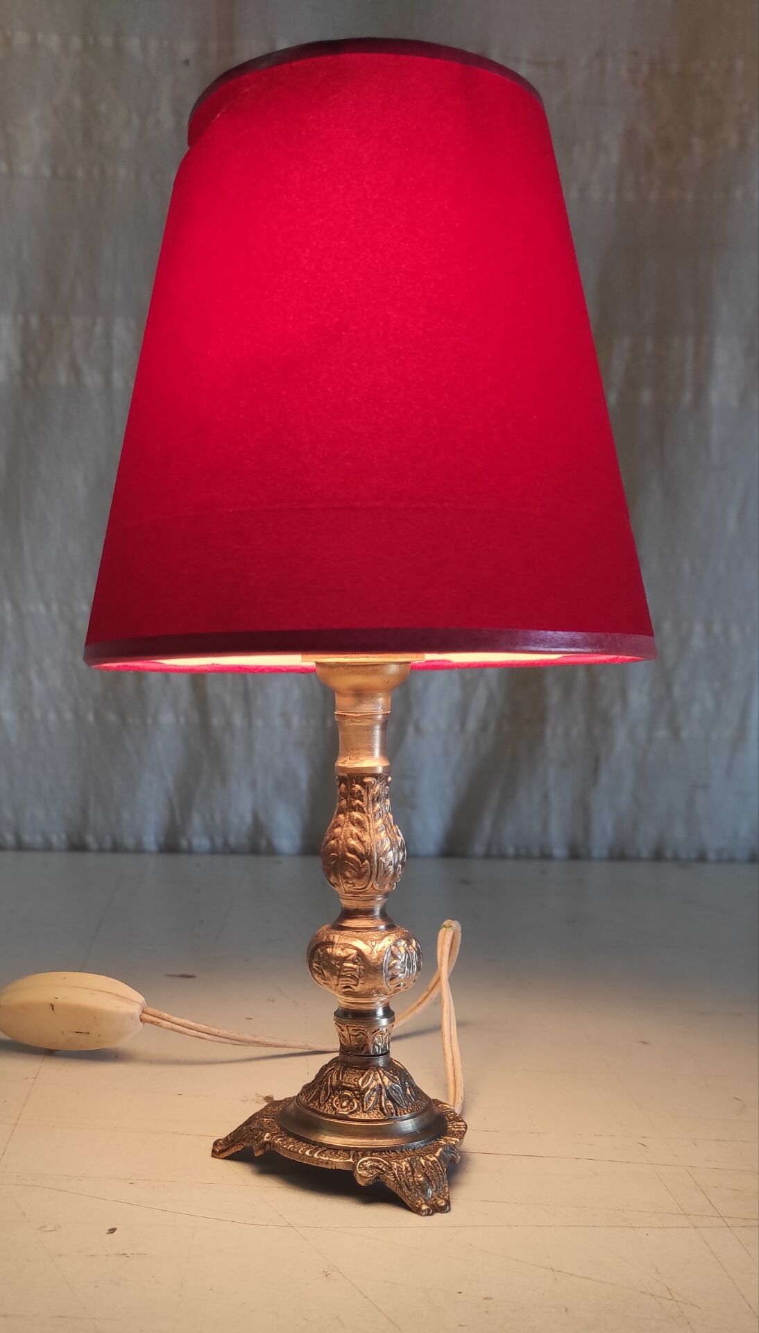 Table lamp in gilded brass and red velvet - mid 20th century.