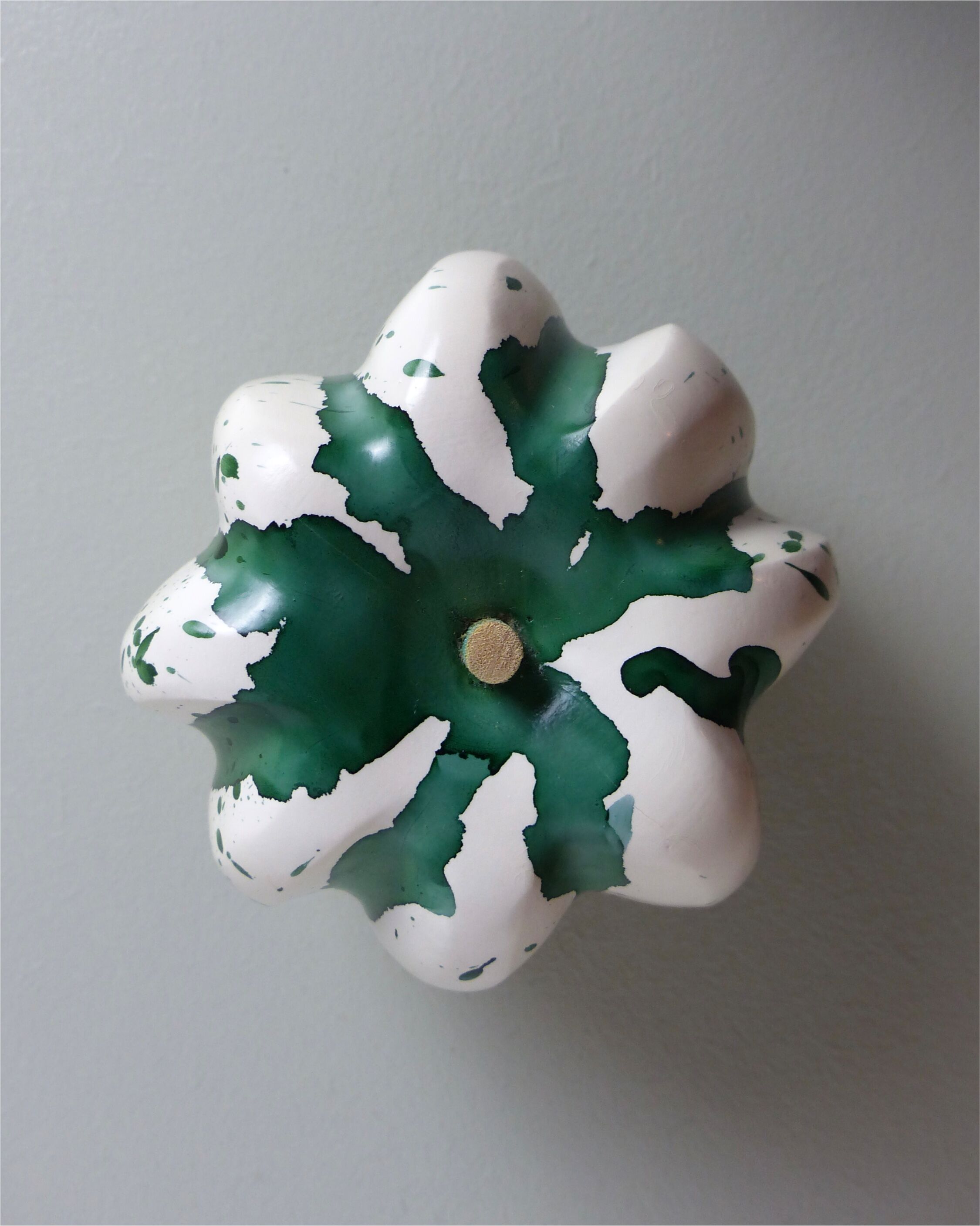 Decoration in green speckled wood in the shape of a coloquinte