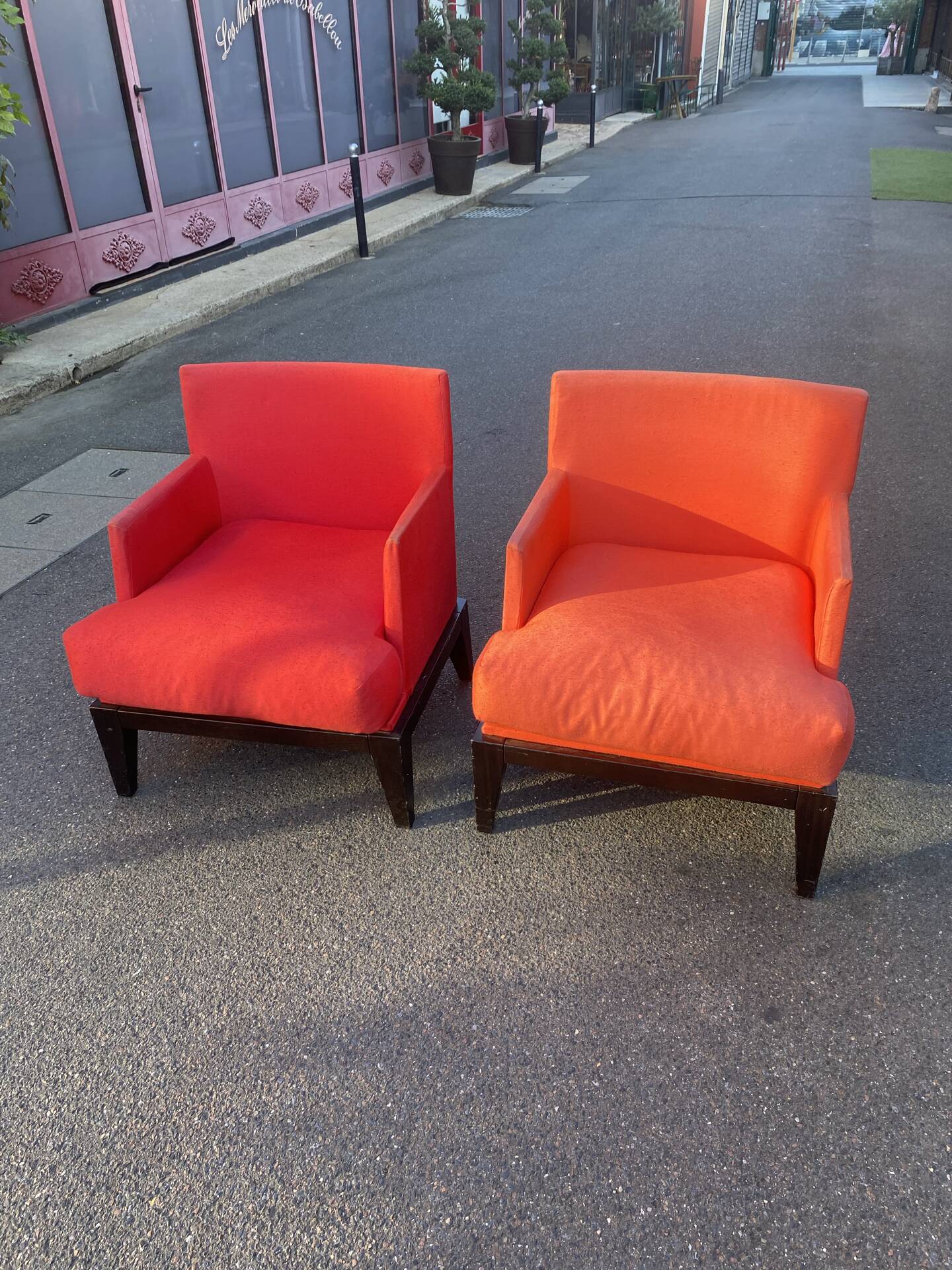 Paires des fauteuils rouge. 