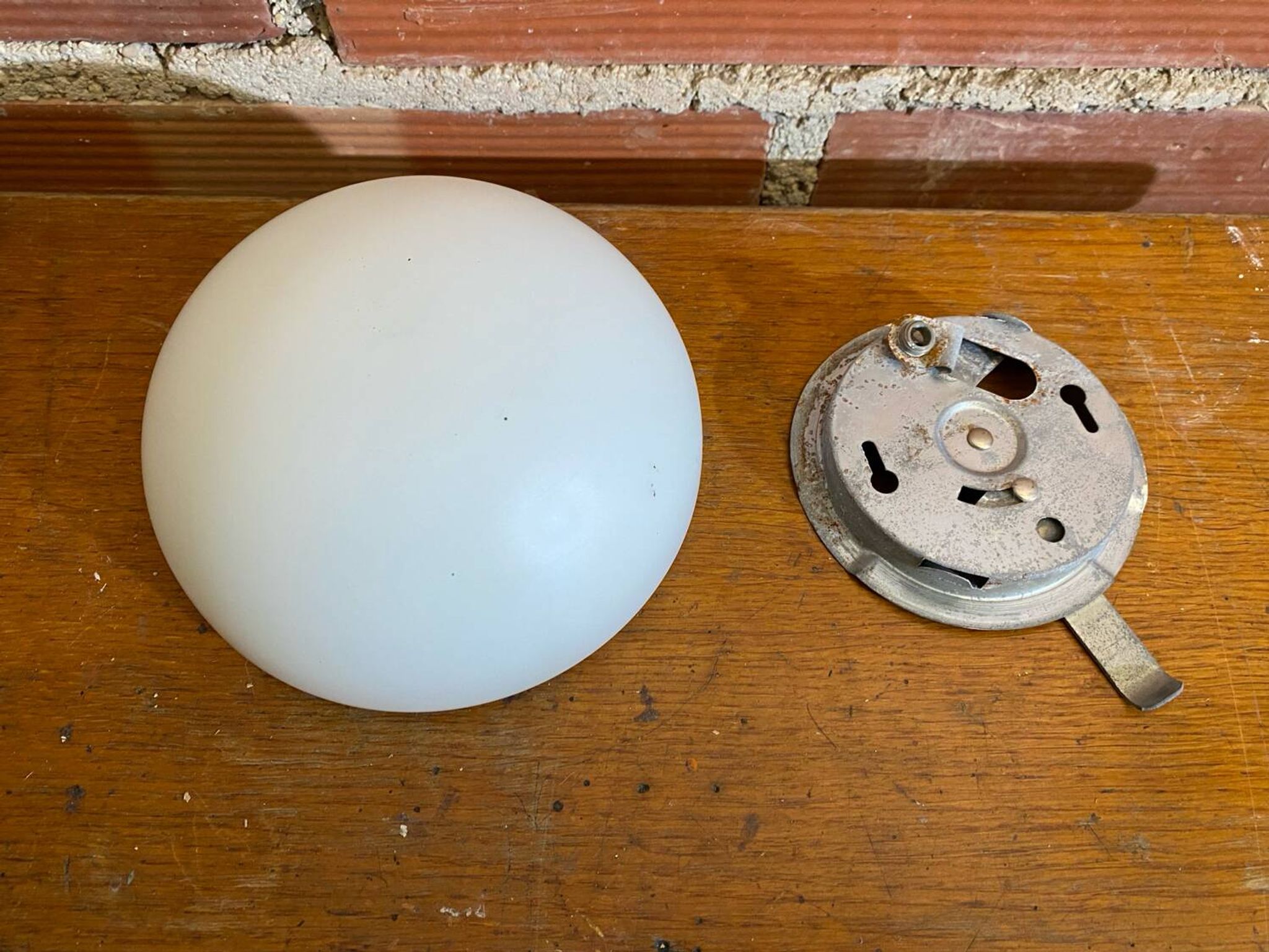 Plafonnier, applique boule vintage en opaline blanche