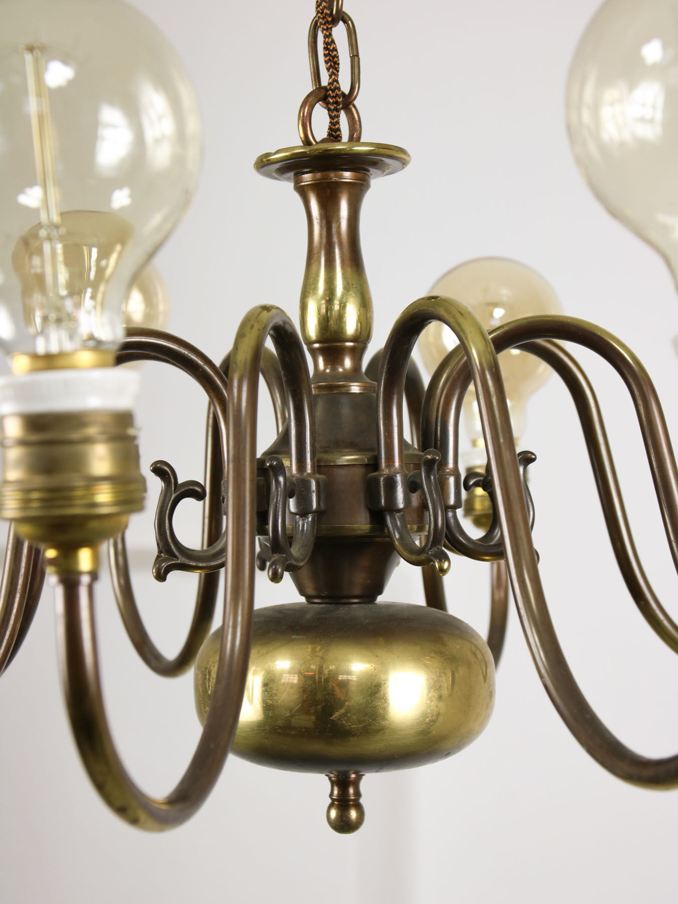 Viennese minimal brass 8-arm chandelier