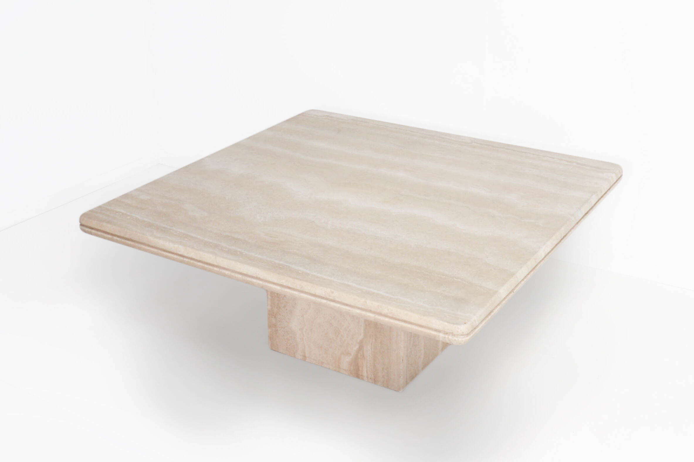 Table basse en travertin vintage fabriquée en italie dans les années 80.